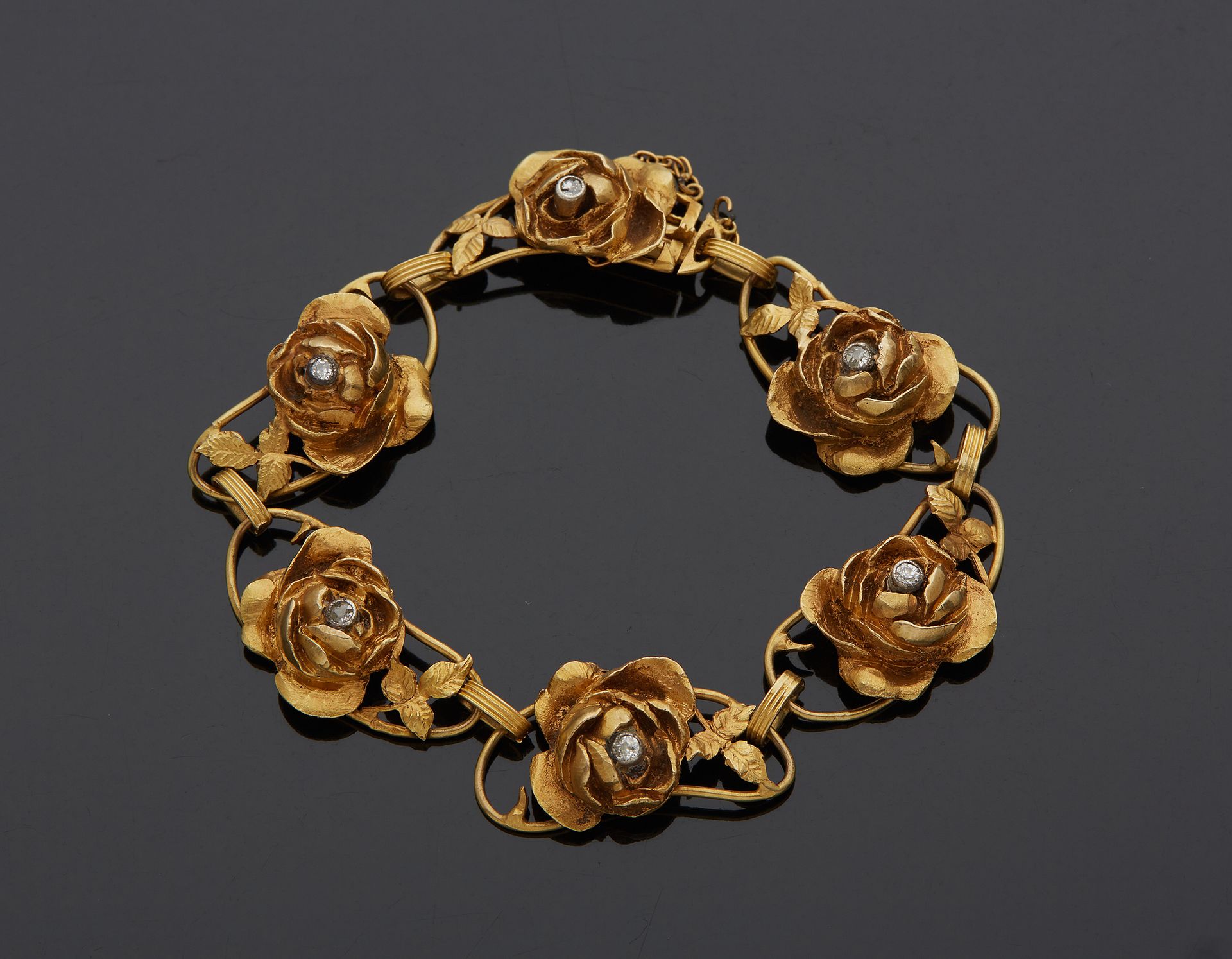 Null 一条18K黄金750‰的马路牙子链，上面有一个镶嵌老式切割钻石的玫瑰图案。棘轮扣，带安全链。作者：GRANGE。

长 19,80 cm 重量 30,&hellip;
