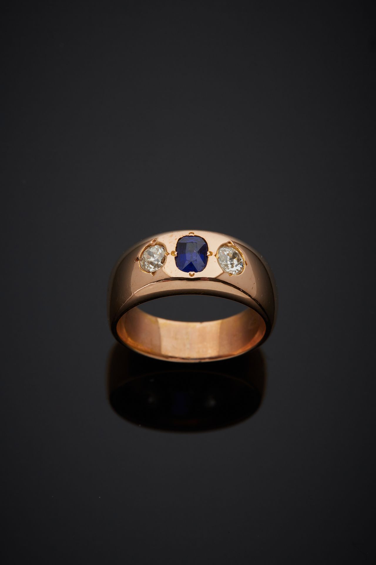 Null 18K玫瑰金750‰戒环，镶嵌着一颗椭圆形蓝宝石，肩部有两颗老式切割钻石。

手指大小为54，总重量为10克
