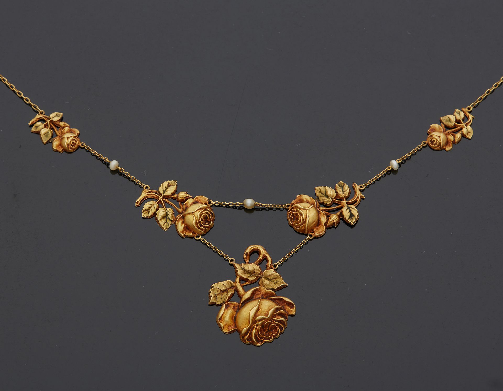 Null 
18K黄金750‰的项链项圈，玫瑰图案上点缀着半颗珍珠。




长44.50厘米 毛重9克