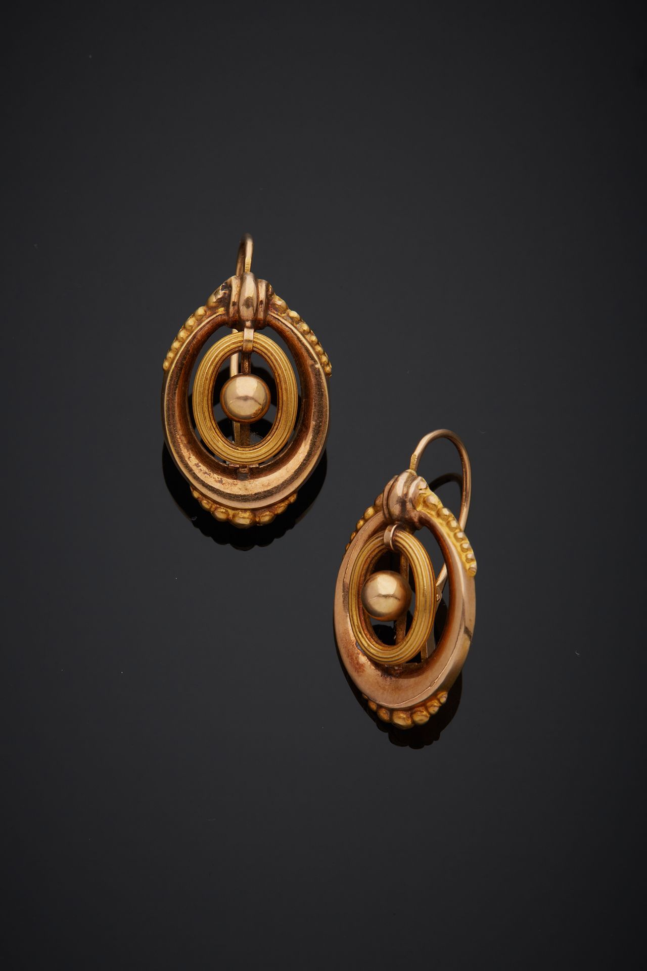Null A pair of 18K yellow gold 750‰ round-shaped dormeuses, adorned with oval an&hellip;