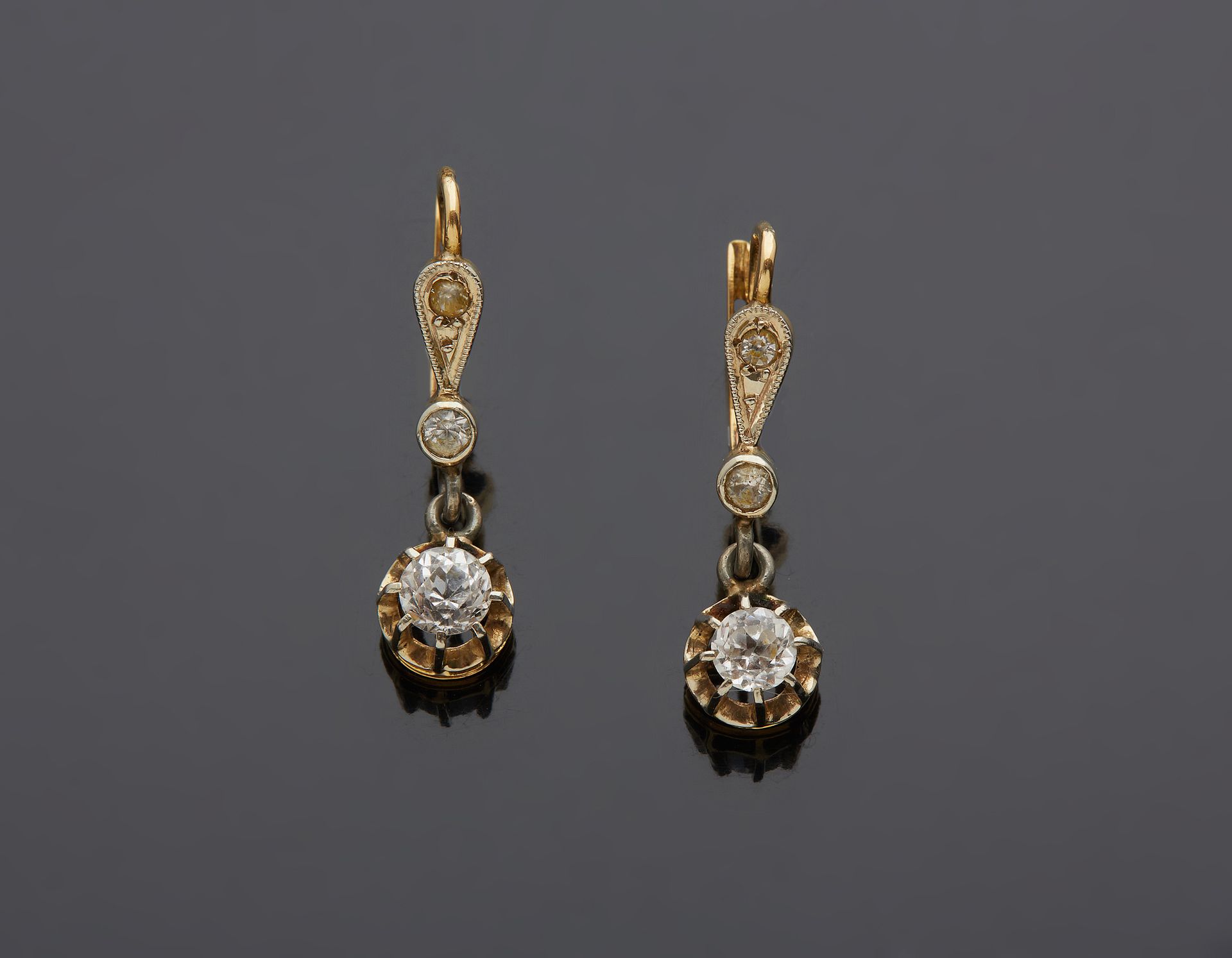Null Ein Paar Dormeuse-Ohrringe aus 18K 750‰ Zwei-Ton-Gold, gegliedert und mit w&hellip;