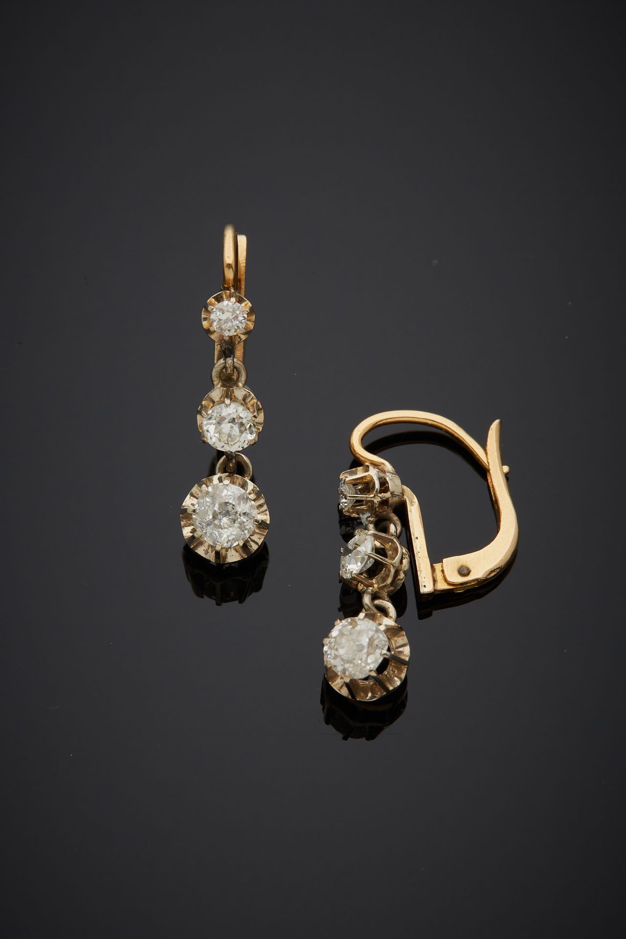 Null 一对18K双色金750‰吊坠耳环，镶有落款为

的老式切割钻石。钻石的重量约为1.50克拉。

H.2.50 cm 毛重 2.90 g