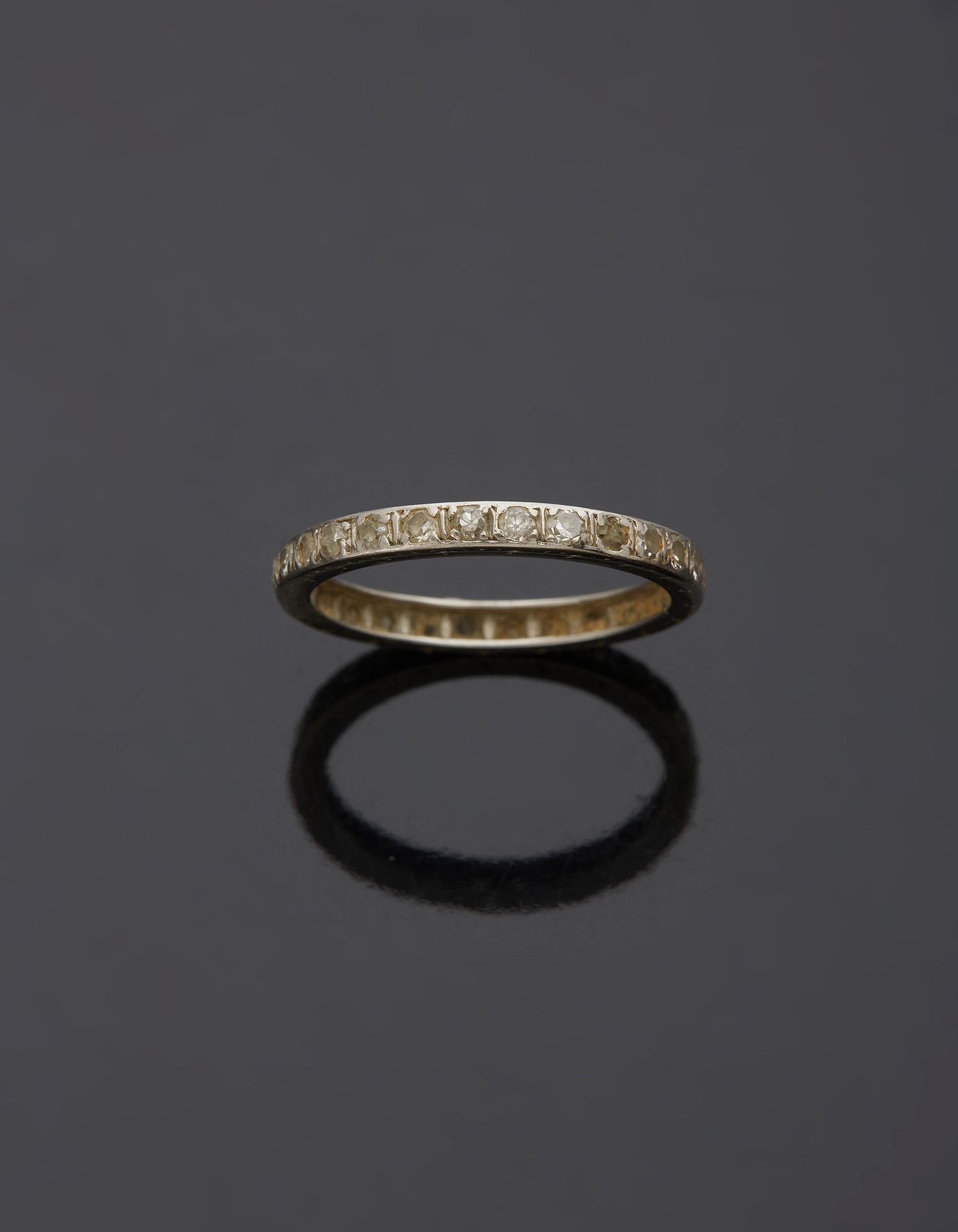 Null 铂金850‰的美国结婚戒指，镶嵌八分之一的钻石和各种钻石，碎石。

手指大小52 毛重2.20克