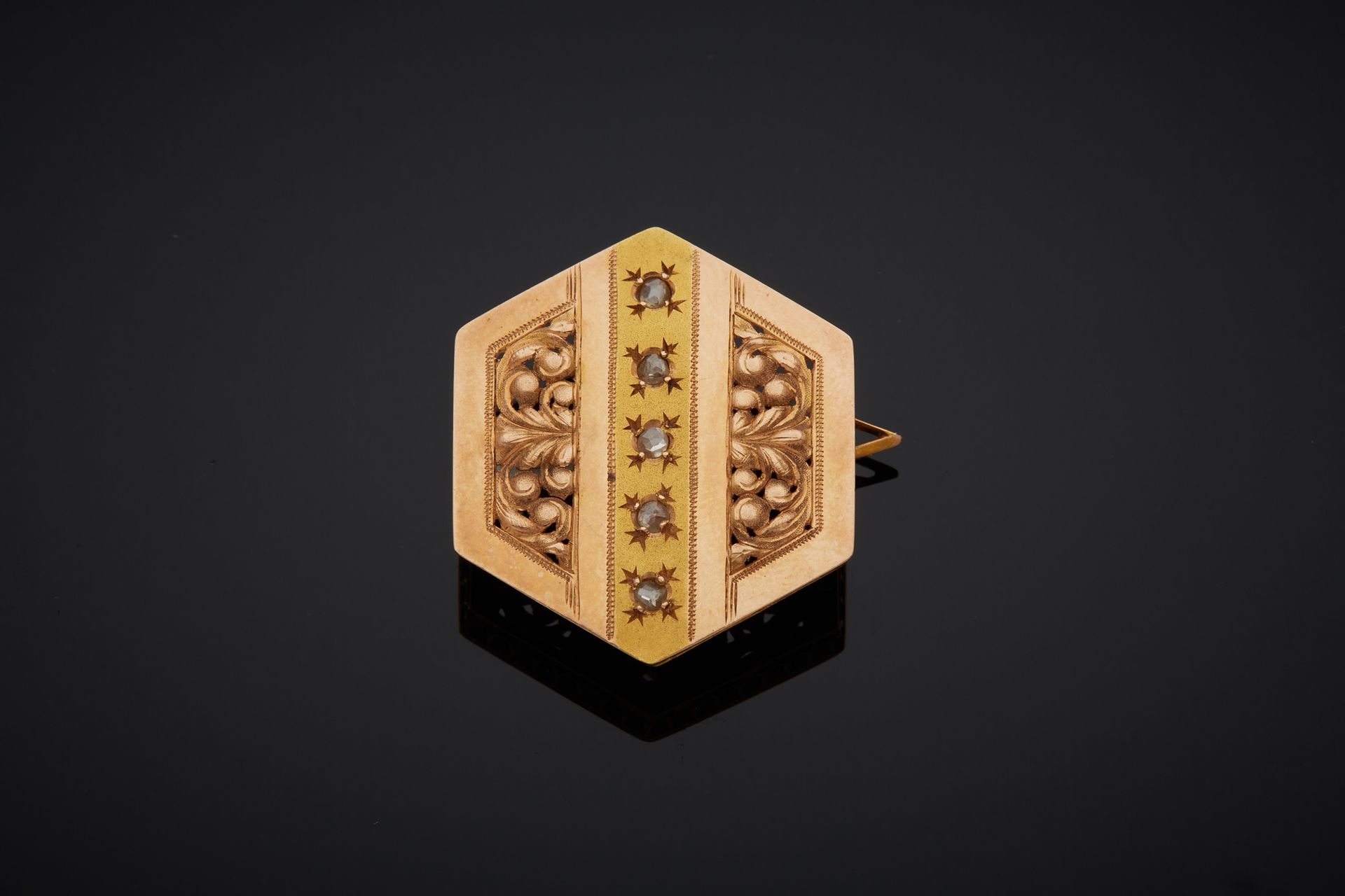 Null Broche de oro 750‰ de 18 quilates en dos tonos, de forma hexagonal, perfora&hellip;