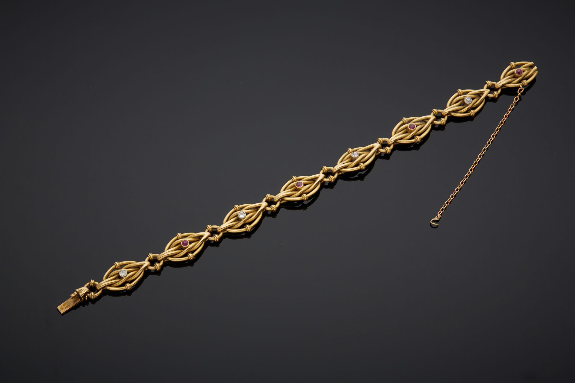 Null 18K黄金750‰卷边，有绳索图案，镶有老式切割钻石和红色宝石。

和红色宝石，棘轮扣，带安全链。

长19.20厘米 毛重18.40克