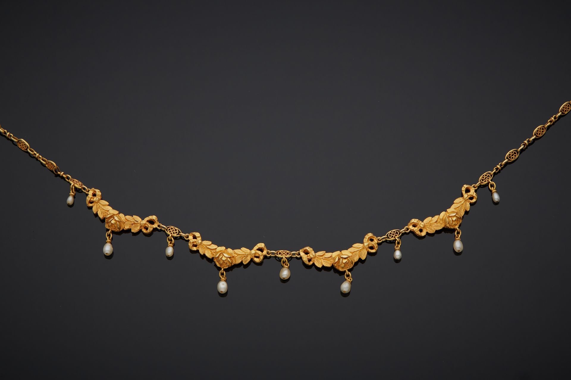 Null 
18K黄金750‰的项链项圈，装饰有花环和珍珠吊坠。




L. 43 cm 毛重 11,90 g