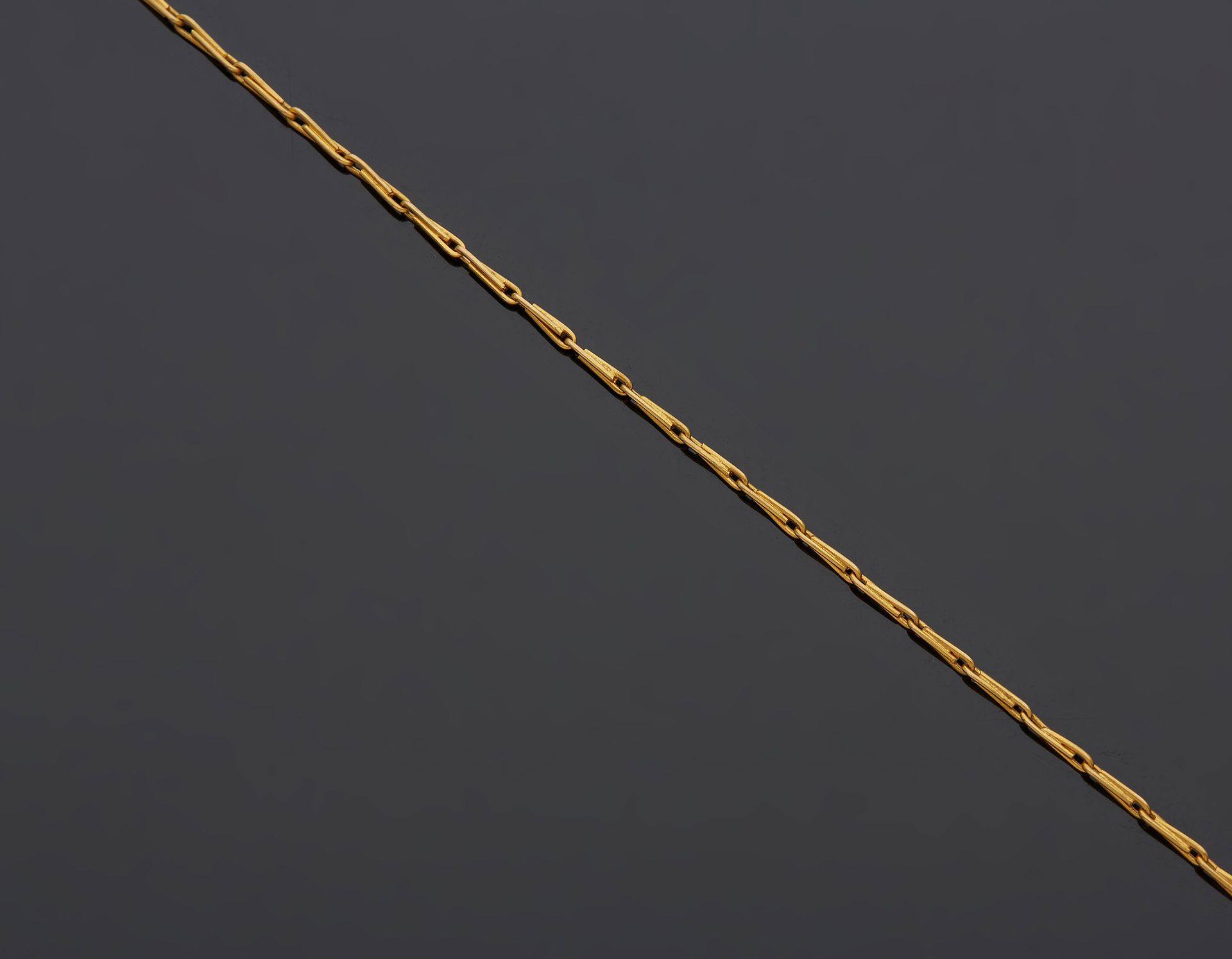 Null 18K黄金750‰链条，人字形链接。

长41厘米 重量5.10克