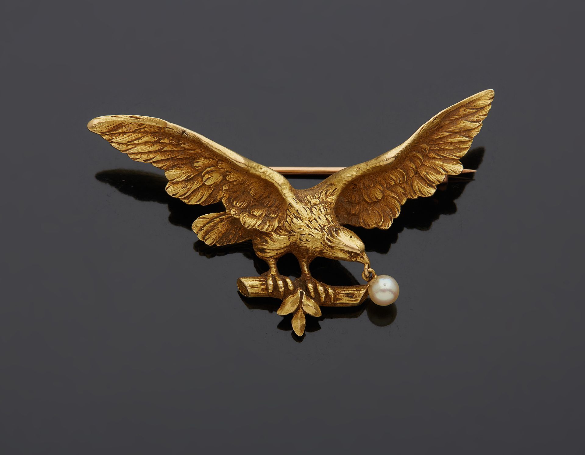 Null Brosche aus 18 Karat Gelbgold 750‰ in Form eines Adlers, der auf einem Ast &hellip;