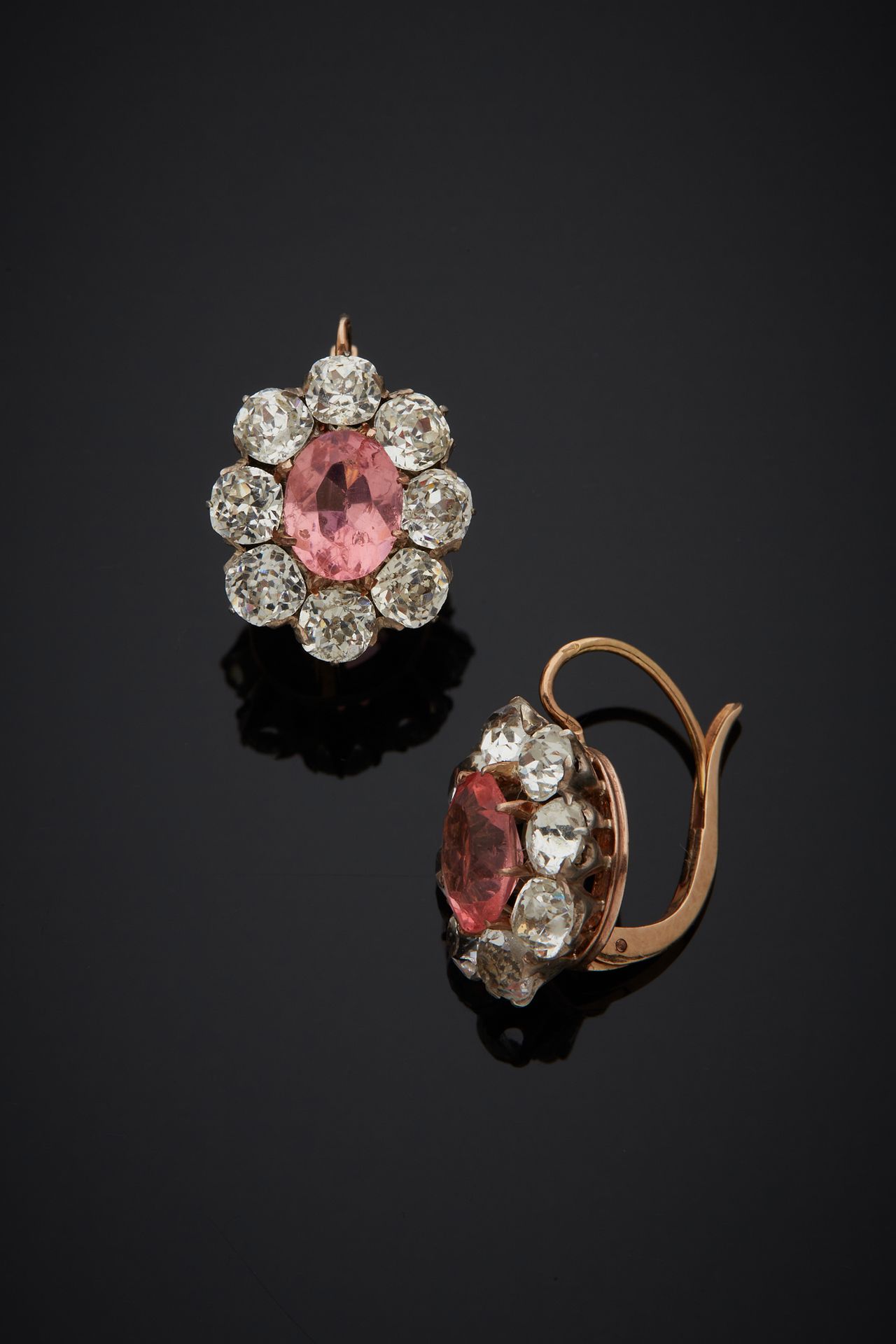 Null 一对18K黄金750‰的椭圆型卧蚕耳环，在白色宝石的环绕中镶嵌了一颗粉红色的宝石。

H.1.80 cm 毛重 4.70 g