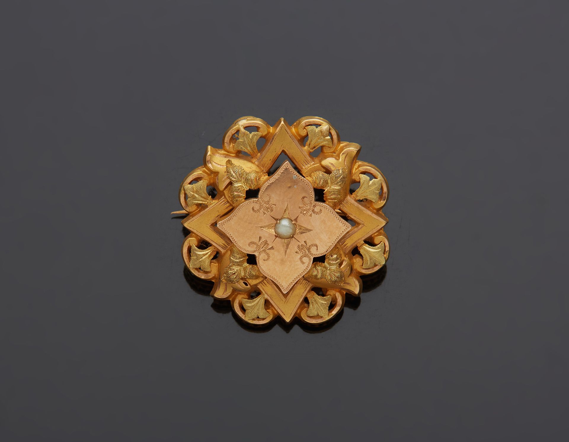Null 一枚18K 750‰的双色金胸针，圆形的胸针上嵌有玫瑰花纹，并装饰有半颗珍珠。

1838-1919年的省份。

D. 2.50 cm 毛重 2.50&hellip;