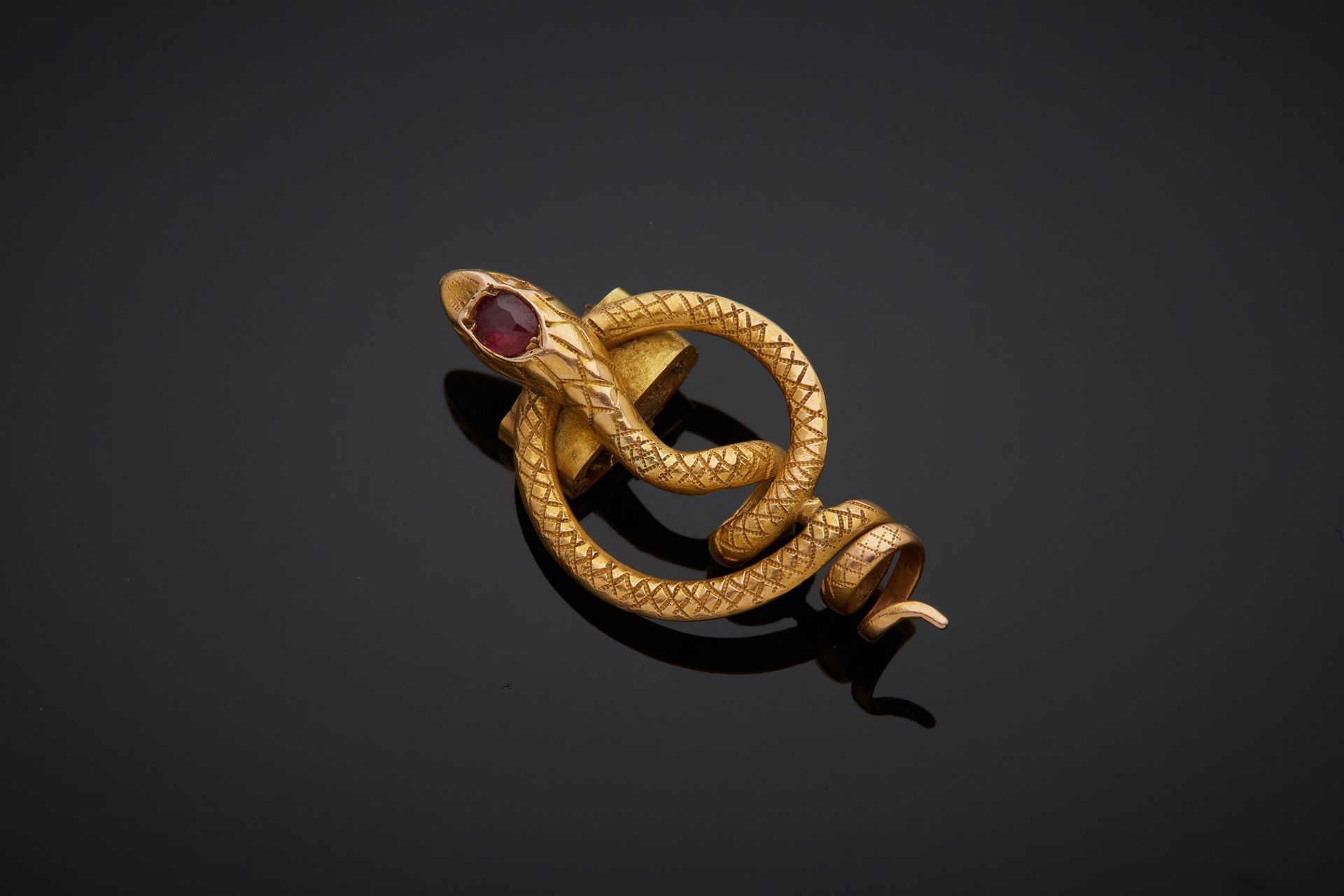 Null 18K黄金750‰项链，蛇形，蛇头镶有红宝石。

H.3.20 cm 毛重 3.50 g