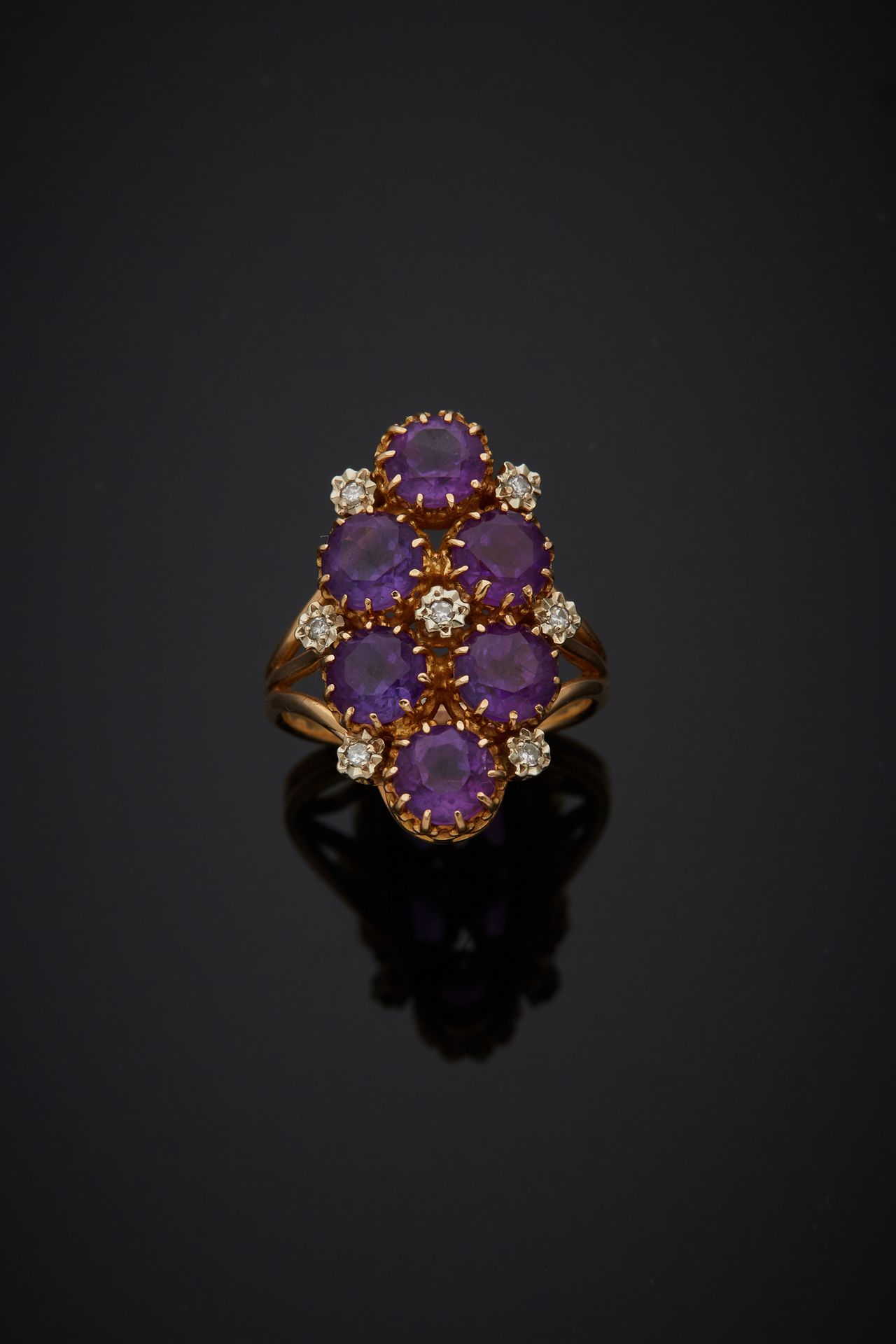 Null 一枚18K黄金750‰的榄尖形戒指，装饰着六颗圆形紫水晶和八分之一的切割钻石。

手指尺寸52 毛重6.80克