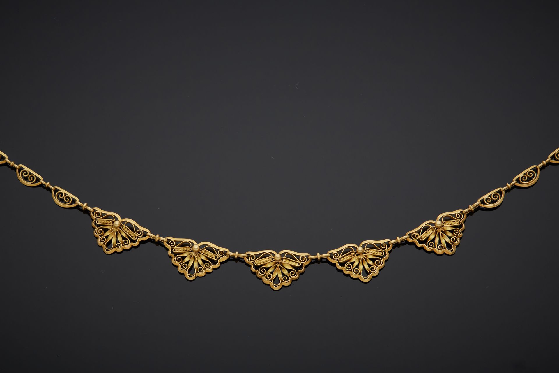 Null Halskette aus 18 Karat Gelbgold 750‰, filigrane Draperie.

L. 47,50 cm Brut&hellip;