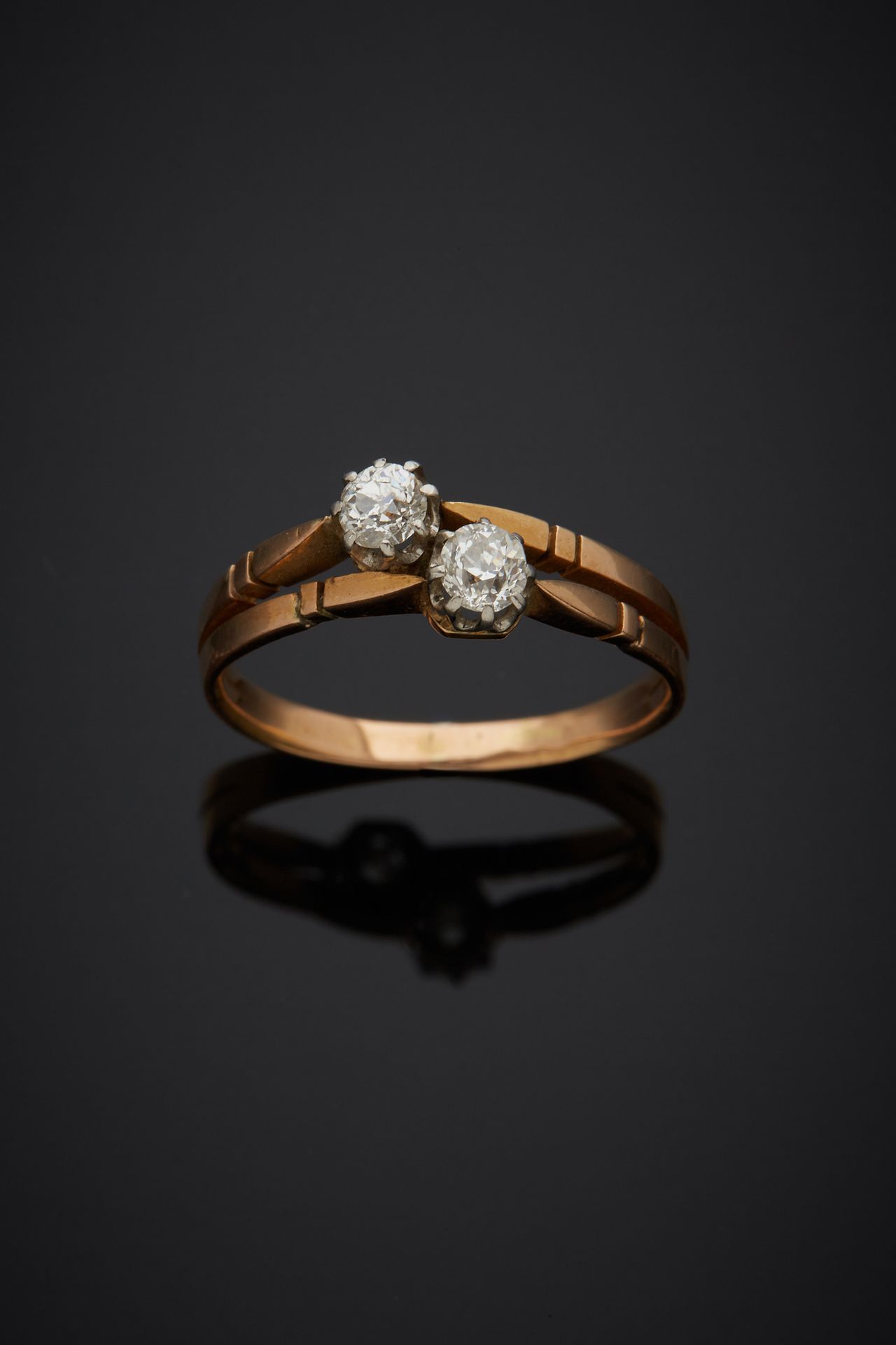 Null 一枚18K黄金750‰和铂金850‰的十字架戒指，镶嵌着两颗老式切割钻石。

手指尺寸56 毛重2.60克