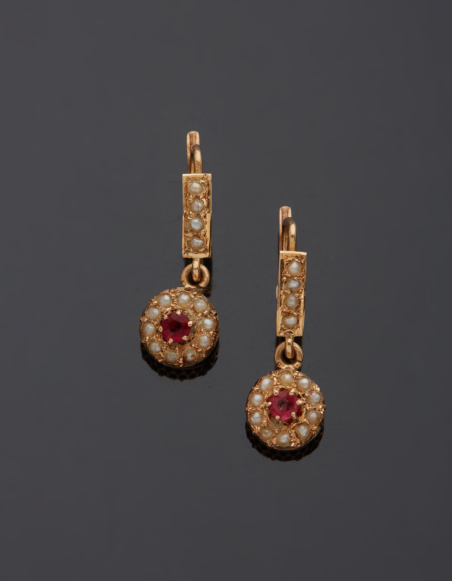 Null 一对18K黄金750‰的悬吊式卧蚕耳环，镶嵌着一颗红宝石和半颗珍珠。

H.2.20 cm 毛重 1.80 g
