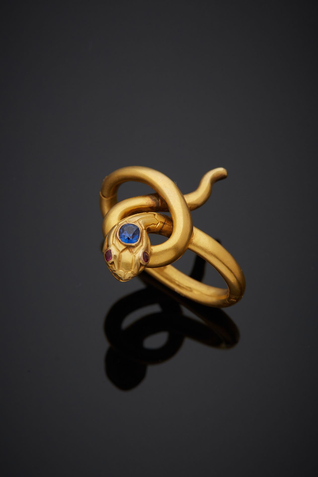 Null Coulant en or jaune 18K 750‰, en forme de serpent, la tête sertie d’un saph&hellip;