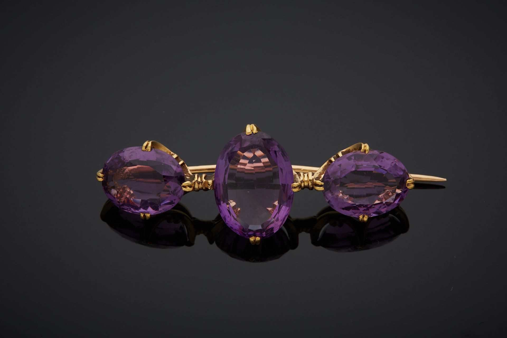 Null Brooch in 18K yellow gold 750‰, set with three oval-shaped amethysts.

L. 5&hellip;