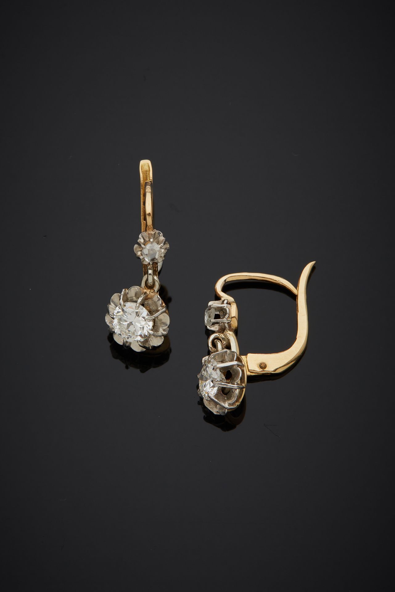 Null 一对18K黄金750‰和铂金850‰的卧蚕耳环，镶嵌着半切钻石。

H.1.60 cm 毛重 2.80 g
