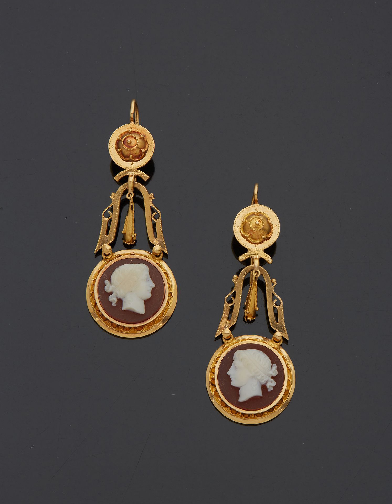 Null 一对18K黄金750‰的吊坠耳环，铰链和玛瑙上代表女性轮廓的浮雕装饰。

H.5.40 cm 毛重 9.70 g
