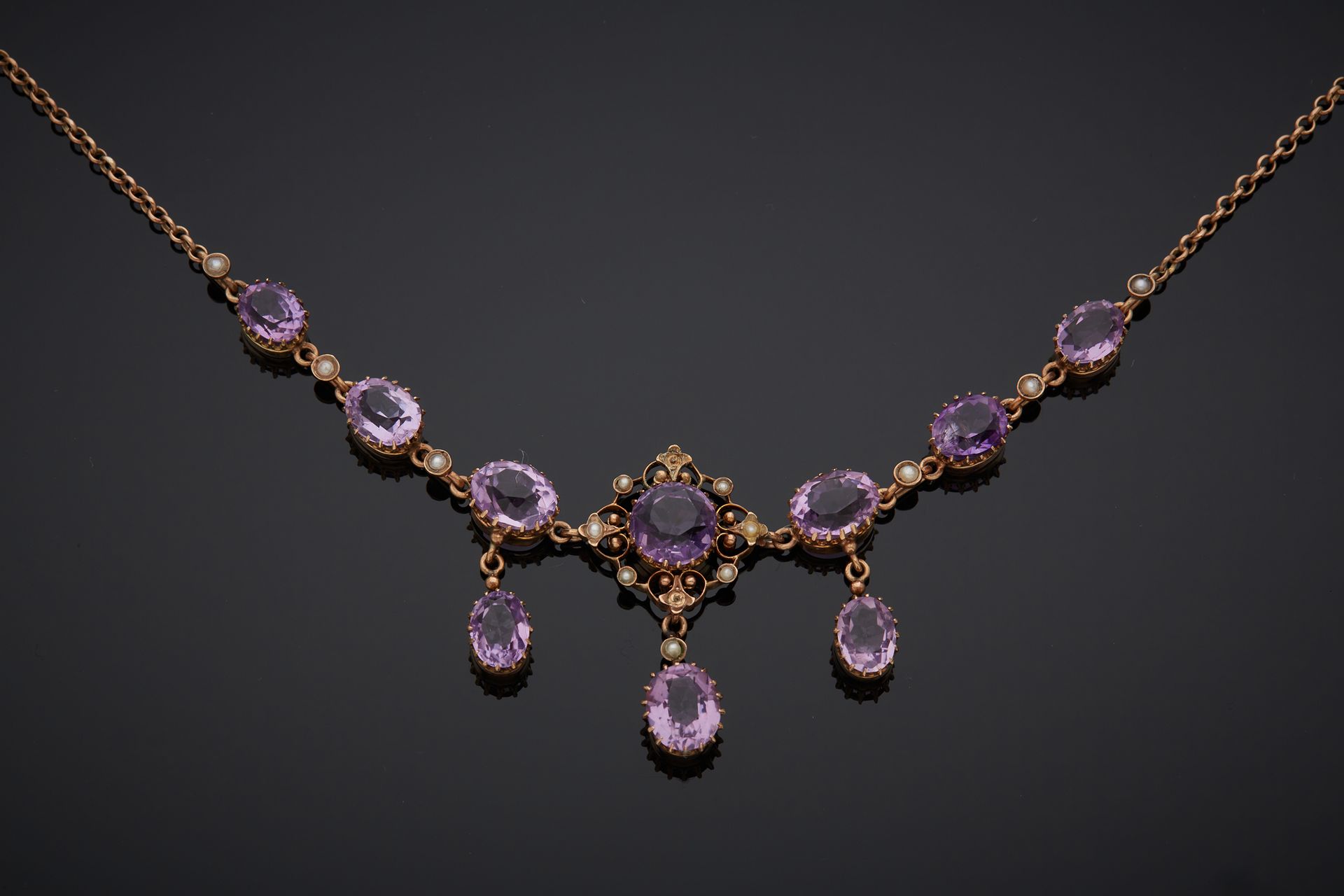 Null 一条9K黄金375‰的领子项链，装饰着紫水晶和半颗珍珠。失踪。

L. 44 cm 毛重 9,90 g