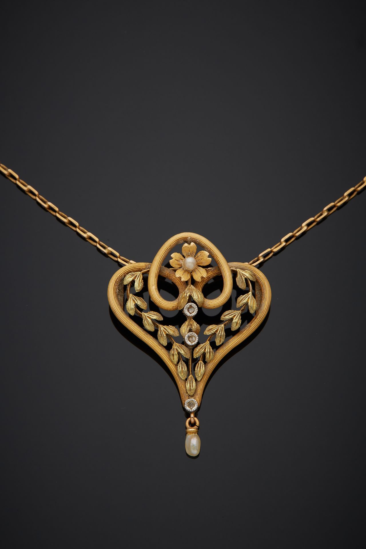 Null 一条18K多色金750‰的项链，装饰着移动的长方形图案，饰有花朵和花环，镶嵌着珍珠和玫瑰切割钻石。

长43.20厘米 毛重6.30克