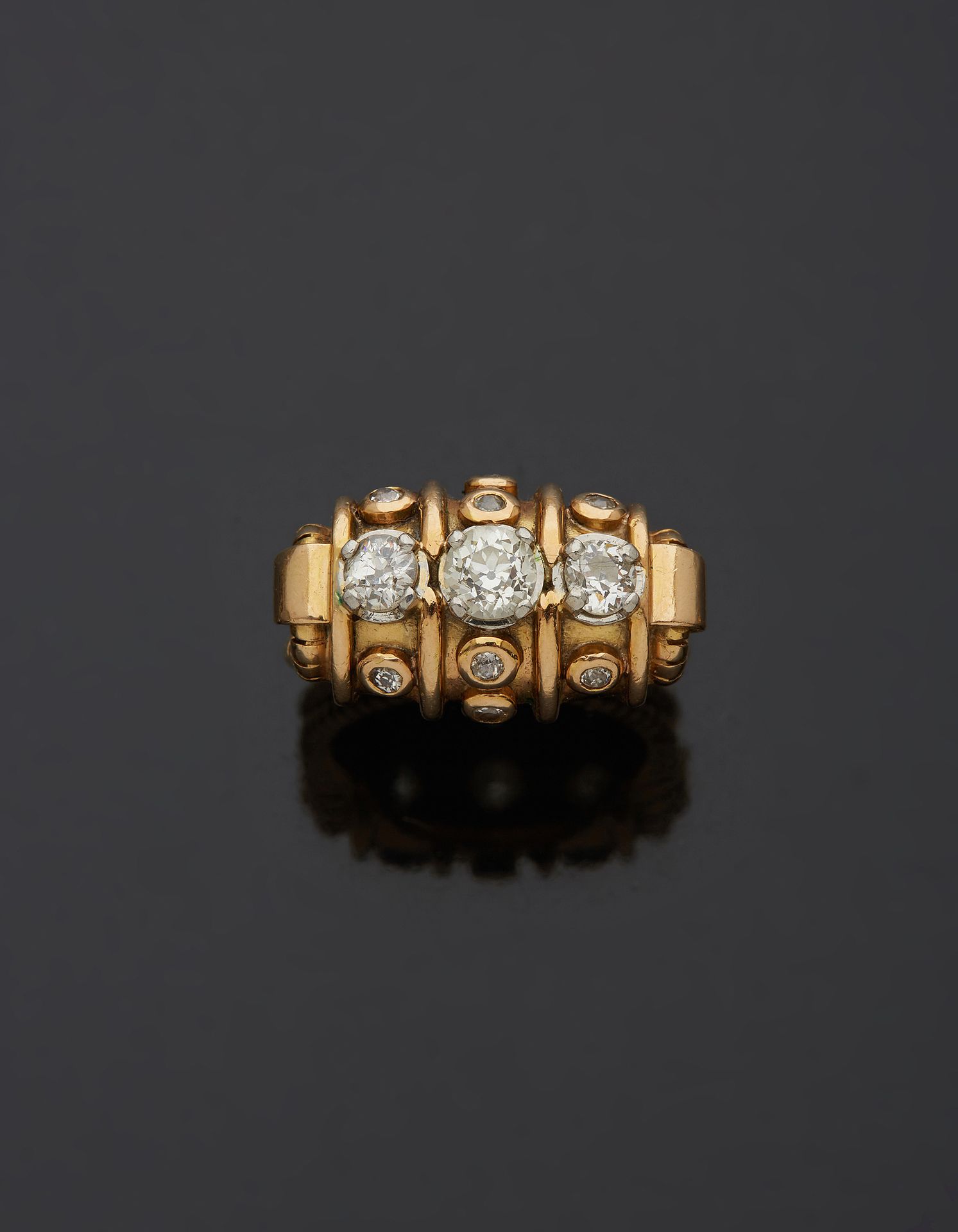 Null 一枚18K黄金750‰和铂金850‰的卷轴戒指，镶嵌着老式切割钻石。

手指尺寸51 毛重12.30克