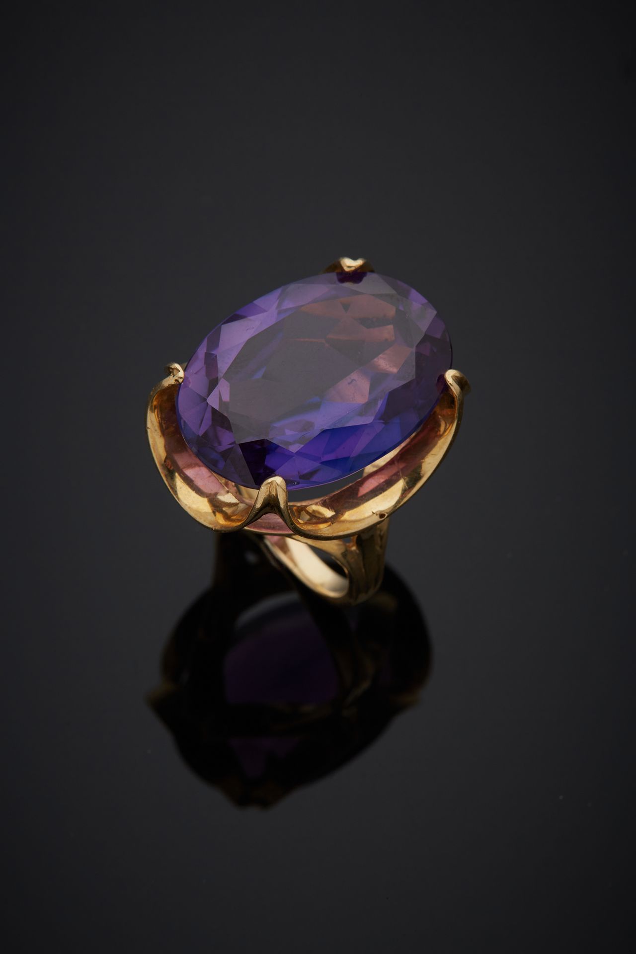 Null 14K黄金戒指585‰，装饰着一颗合成的椭圆形紫色宝石。

手指尺寸59 毛重15.90克