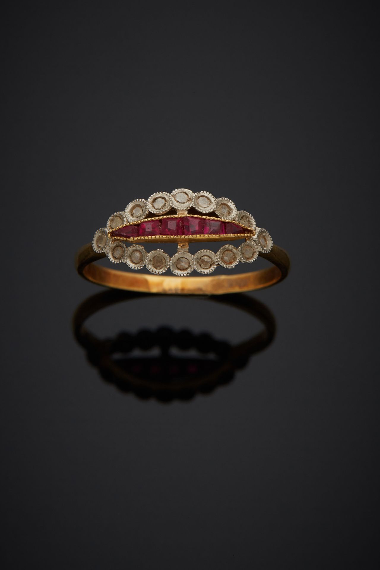 Null 双色18K金750‰吊袜带戒指，镶嵌着一排排下降的校准红色宝石

红宝石，并以玫瑰式切割钻石为亮点。闪闪发光的石头。

手指大小55，毛重1.60克