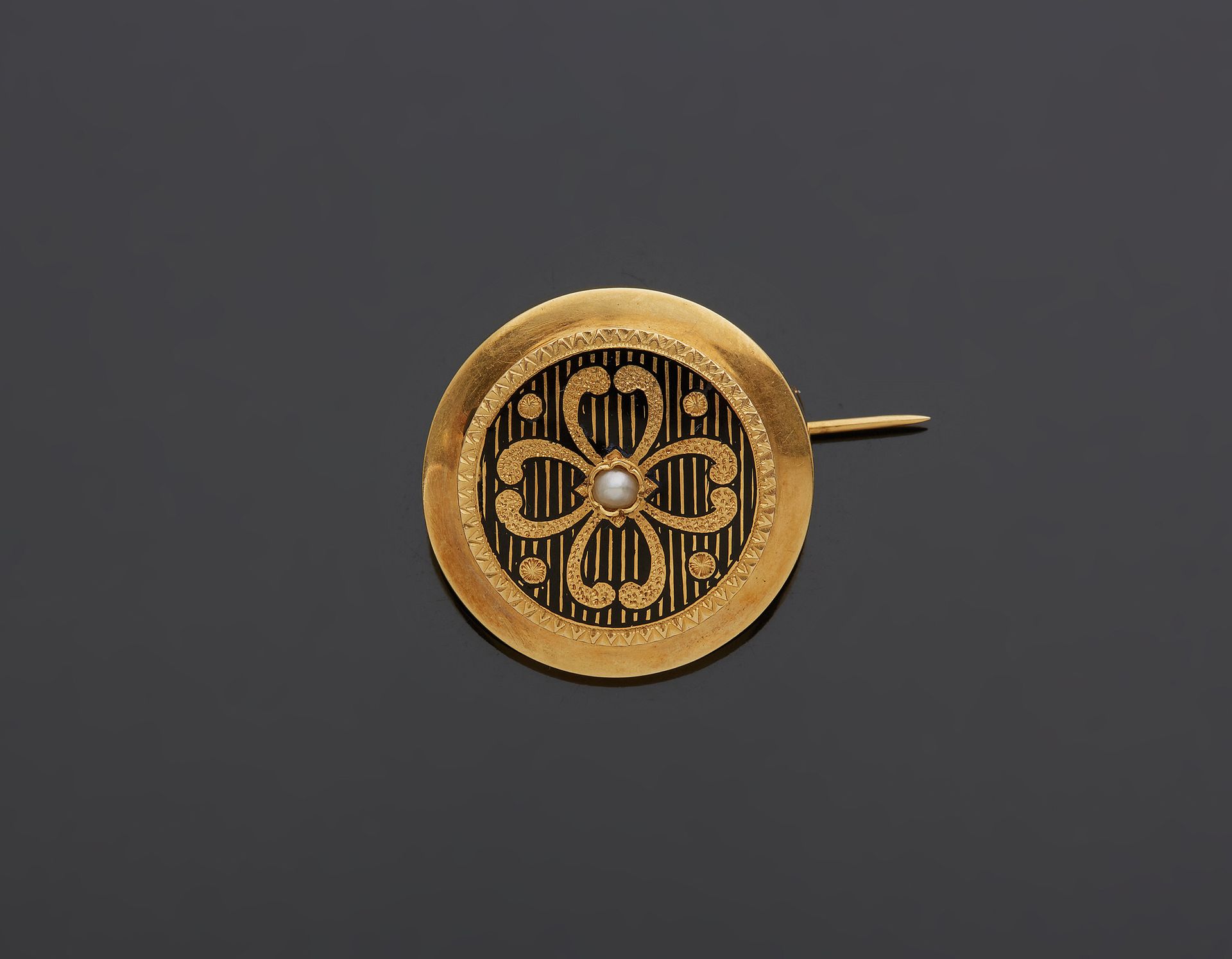 Null 一枚18K黄金750‰胸针，圆形，装饰有黑色珐琅三叶草图案，并镶嵌有半颗珍珠。可以打开，里面有眼镜。

D. 2,90 cm 毛重 8,40 g