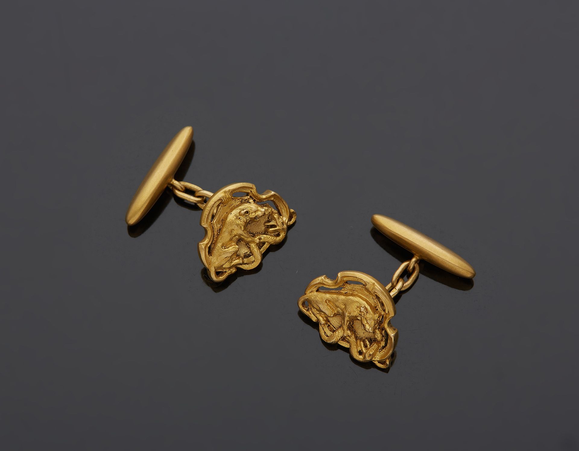 Null A pair of 18K yellow gold 750‰ single cufflinks, adorned with a chased desi&hellip;