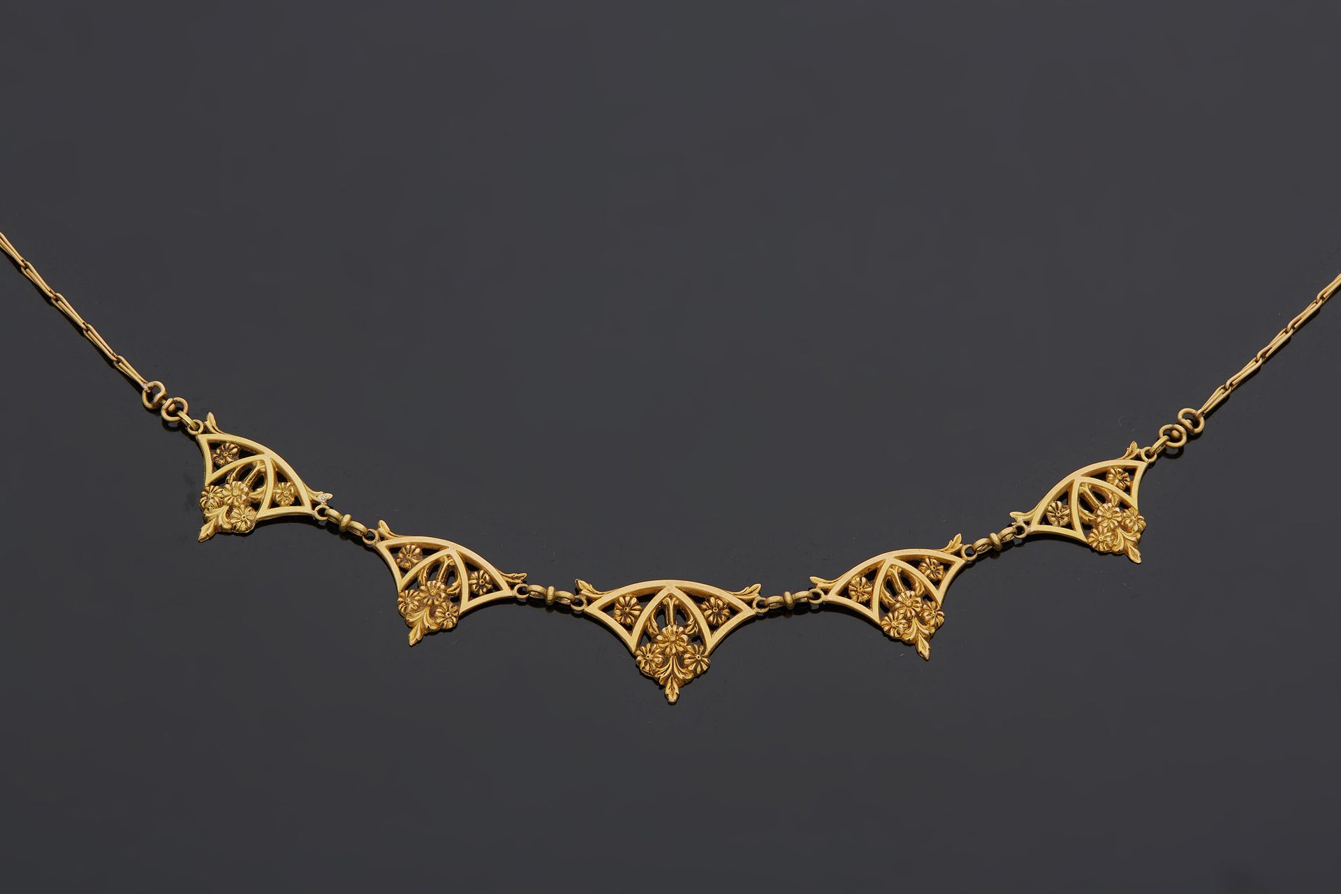 Null Halskette aus 18K 750‰ Gelbgold, verziert mit dreieckigen Motiven, die mit &hellip;