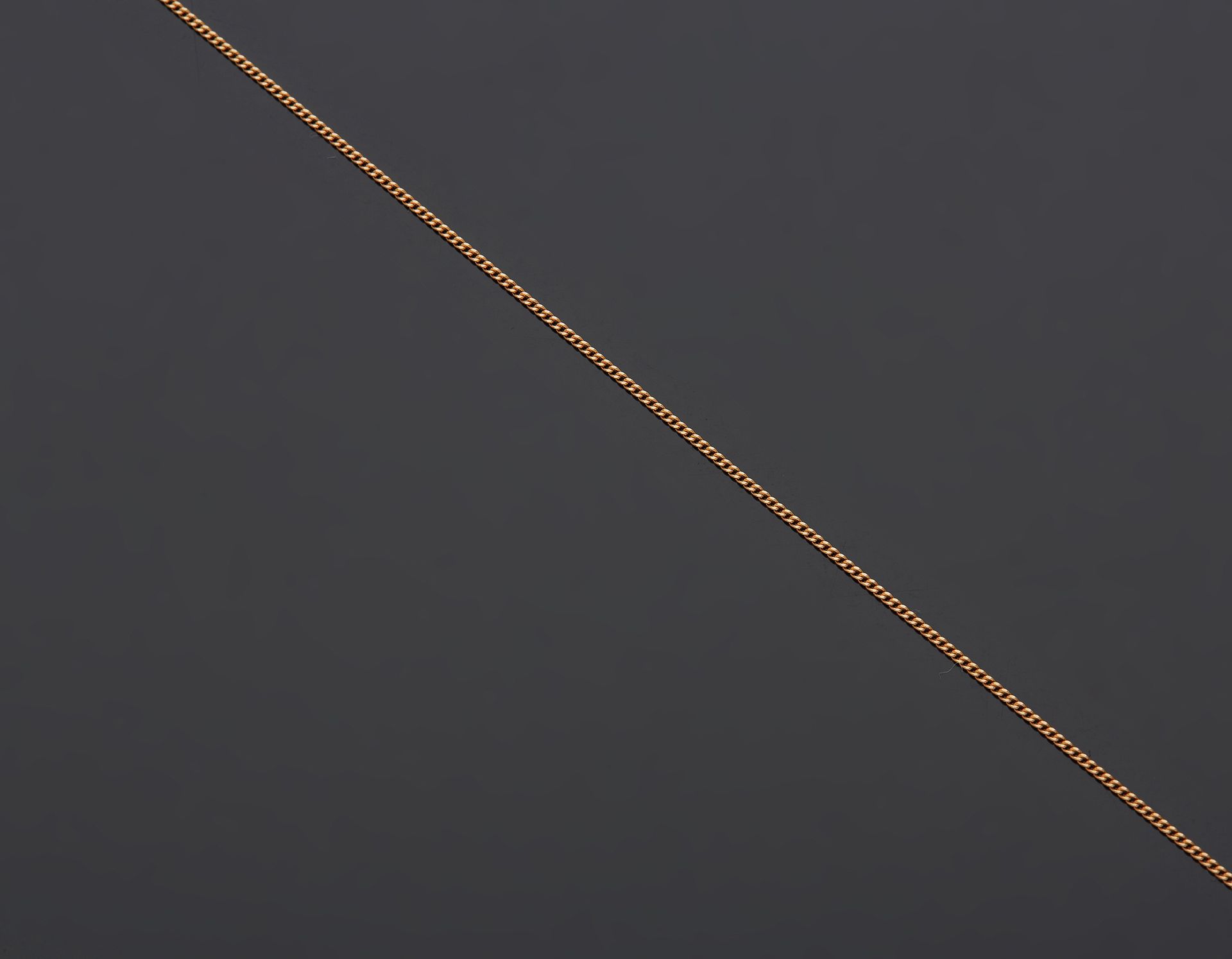 Null 18K黄金750‰的链子，有一个路边的链环。

长37.50厘米 重量1.40克