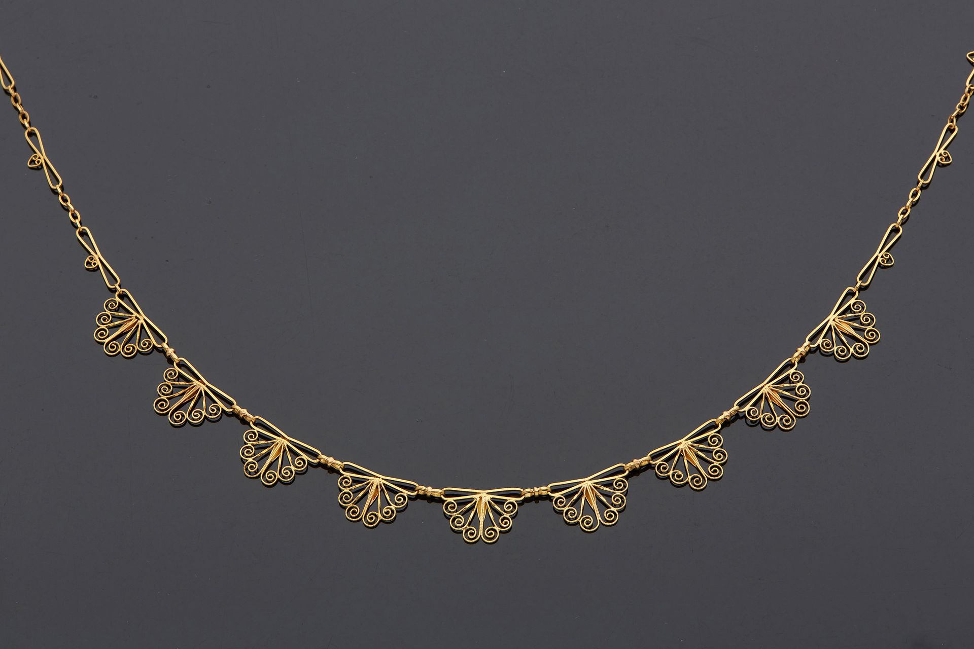 Null Necklace in 18K yellow gold 750‰, drapery with filigree motifs.

L. 41 cm G&hellip;