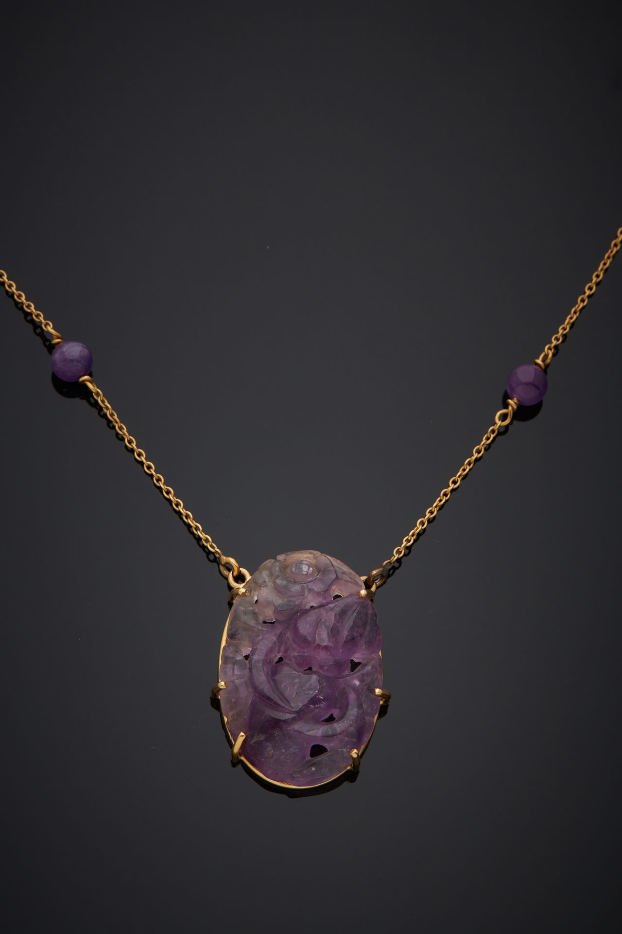 Null 750‰的18K黄金项链，装饰有雕刻和穿孔的紫水晶，链子上有紫水晶球的scandé。

长41厘米 毛重12.90克