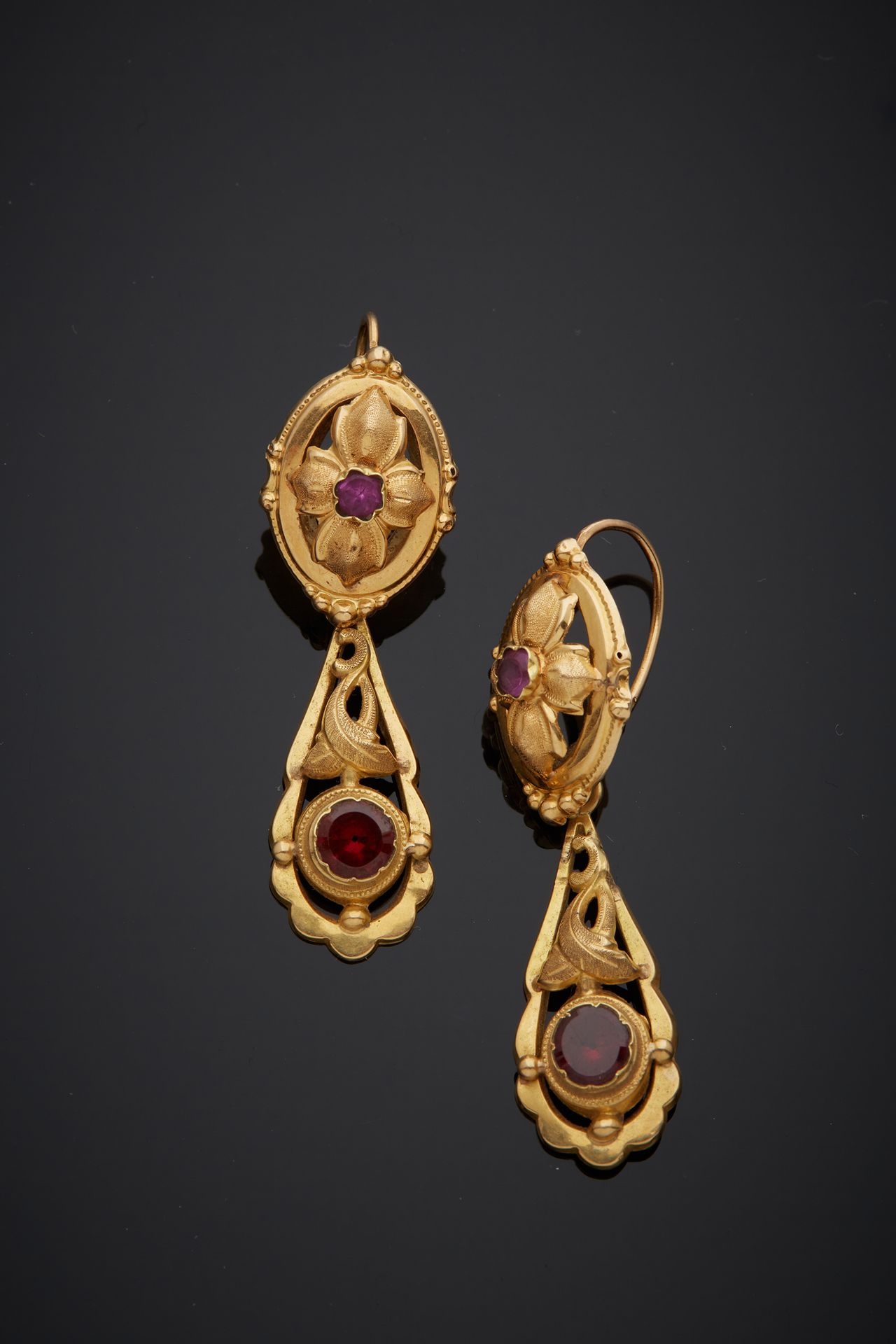 Null A pair of 18K yellow gold 750‰ articulated earrings, adorned with garnet-se&hellip;