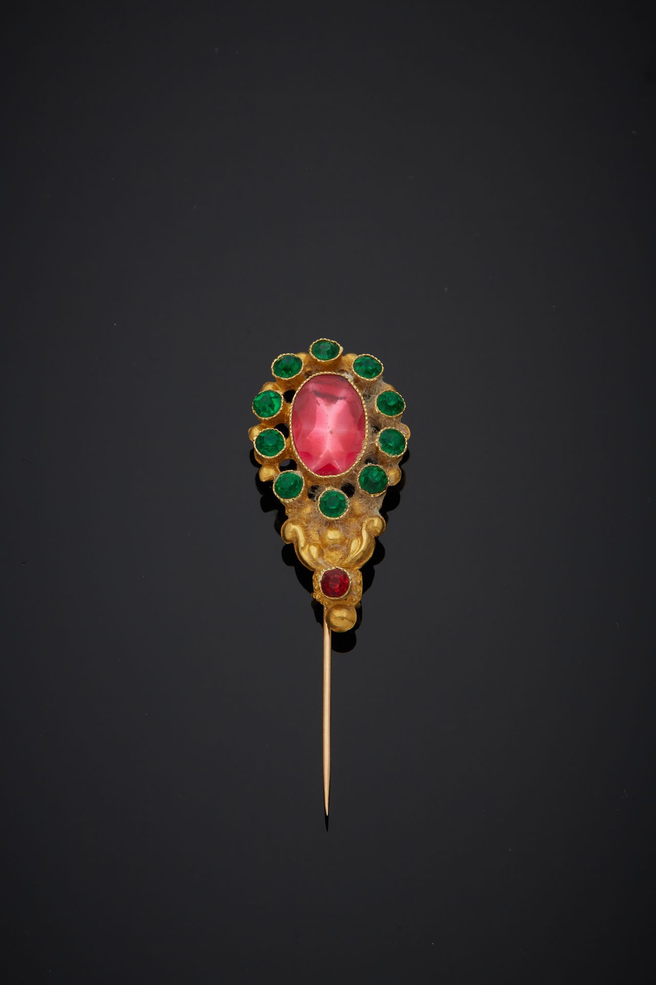 Null 一枚18K黄金750‰的胸针，在箔片上装饰有粉色和绿色宝石。

H.2.50 cm 毛重 1.60 g
