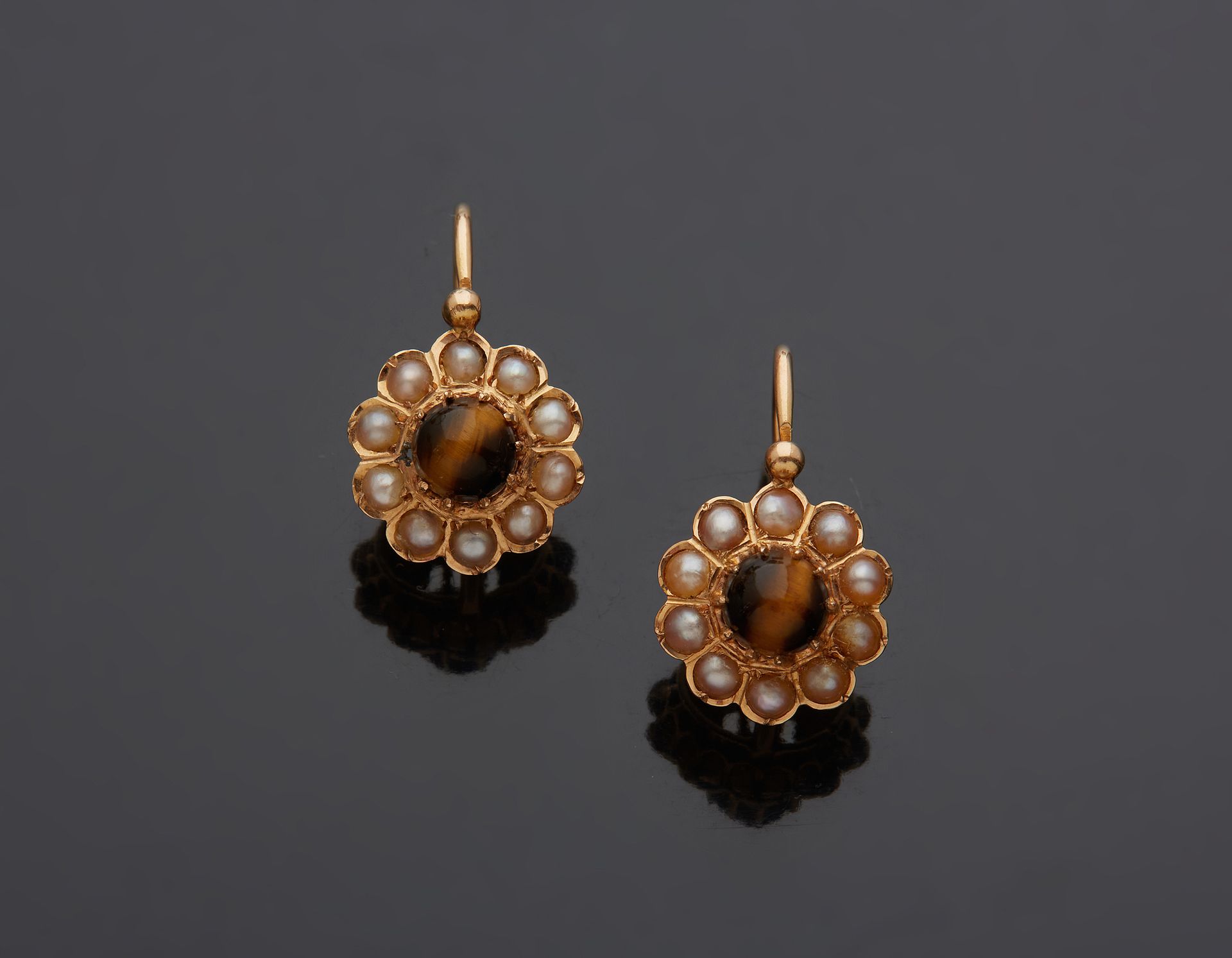 Null A pair of 18K yellow gold 750‰ sleepers, adorned with a tiger's eye quartz &hellip;