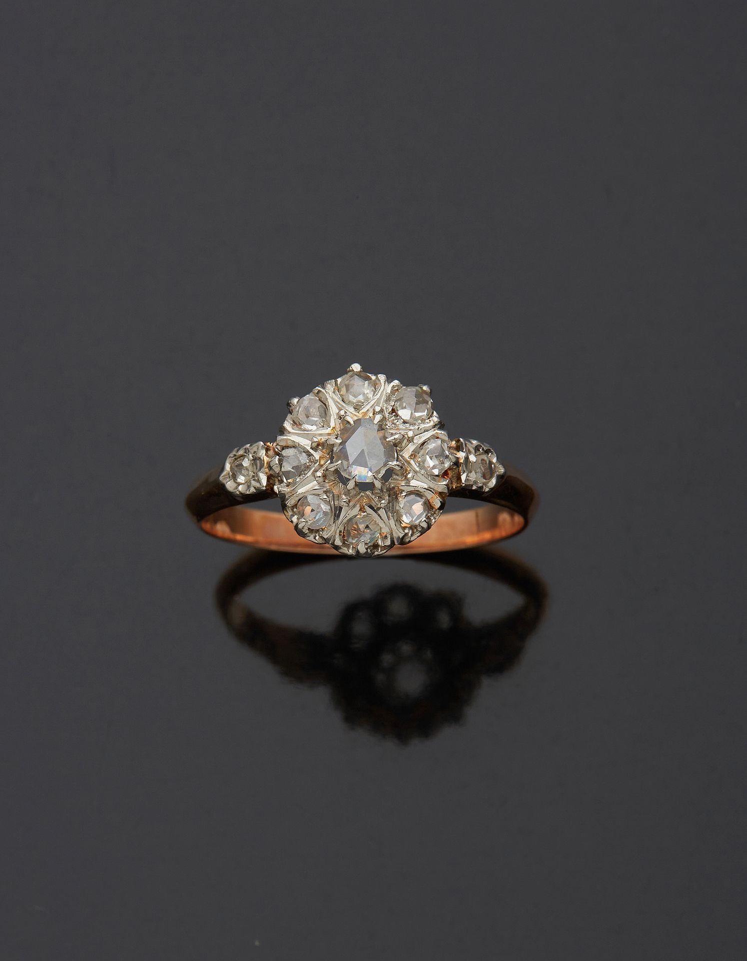 Null 一枚18K 750‰的双色金戒指，形状为圆形，镶嵌着玫瑰式切割钻石。

手指尺寸62 毛重3.70克