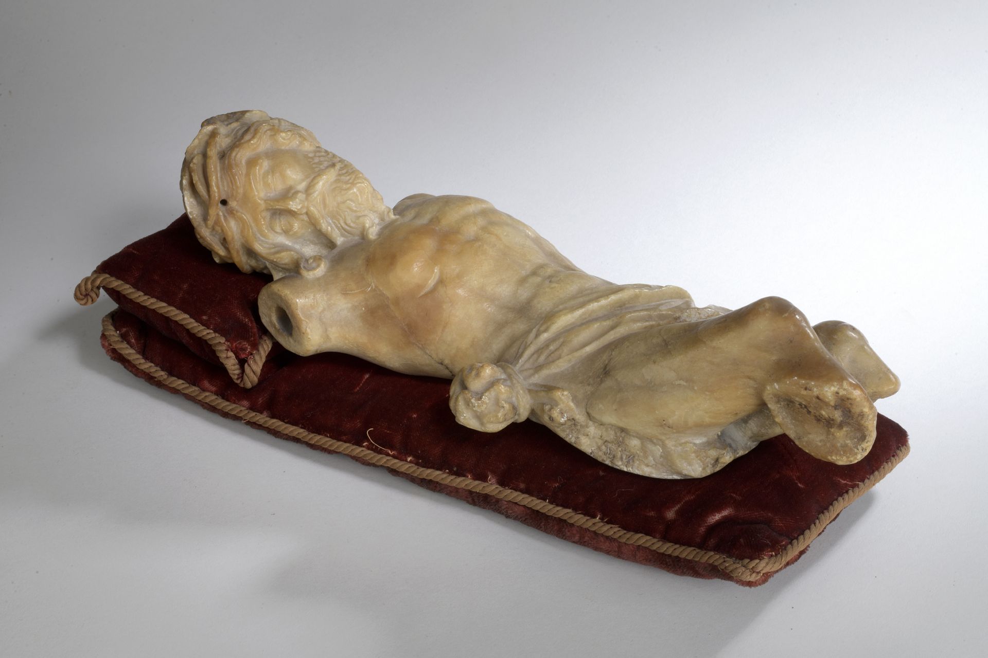 Null 荷兰南部或德国，16世纪

受难的基督

雕刻的雪花石膏像

H.37.5厘米，站在一个深红色的天鹅绒垫子上

残缺不全的状态，胳膊和腿都不见了