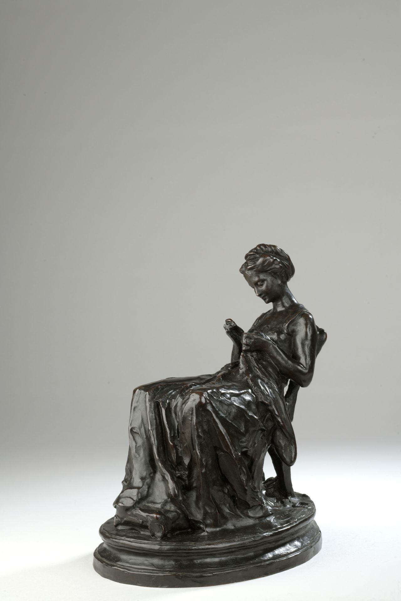 Null 艾梅-儒勒-达鲁(1838-1902)

女刺绣师

1870年左右制作的模型，1907年起由Hébrard出版。

有棕色铜锈的青铜器 签名："DA&hellip;
