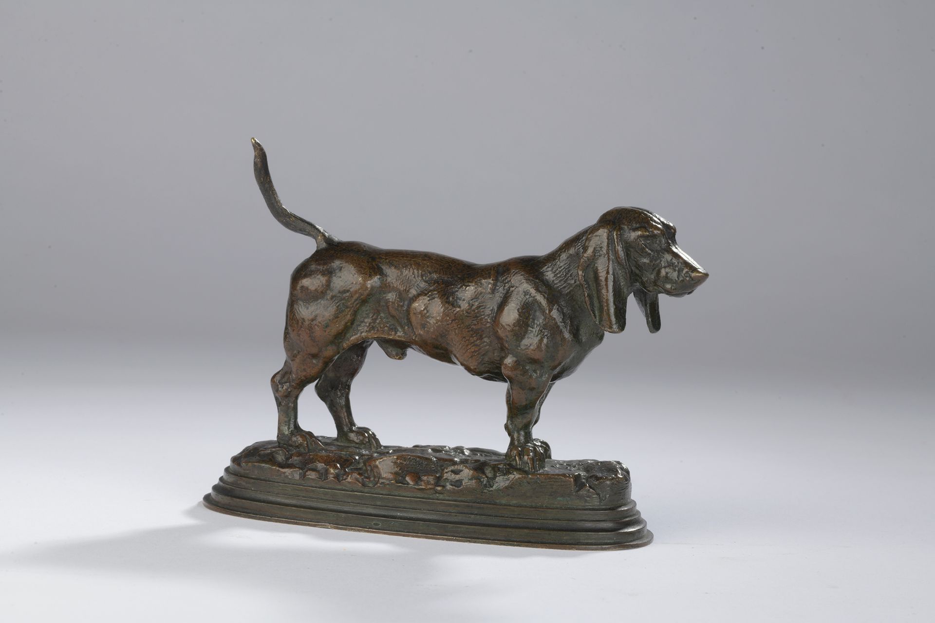 Null 安东尼-路易-巴耶 (1795-1875)

英国巴赛特犬第2号

由Barye工作室铸造，第一版约1857年 浅棕色的青铜，有绿色的阴影

阳台上有&hellip;