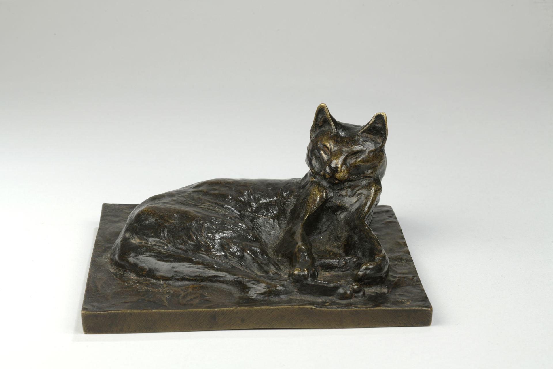 Null 泰奥菲勒-亚历山大-斯坦伦(1859-1923)

躺着的猫

带有棕色铜锈的青铜器

尾部左侧的露台上有 "Steinlen "的签名。

H.7.&hellip;