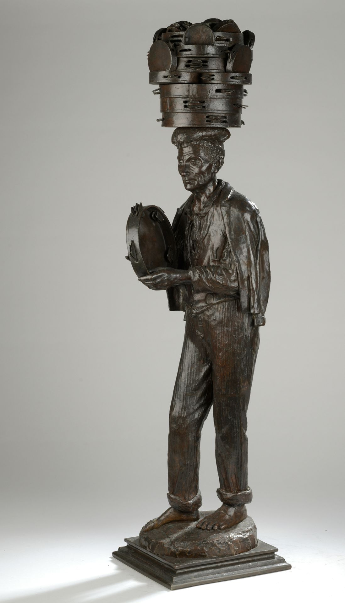 Null 朱斯蒂诺-莱昂内（19世纪活跃于那不勒斯）。

卖手鼓的人

带有浅棕色铜锈的青铜器

签名和日期 "G Leone/1878年10月16日（？

H&hellip;