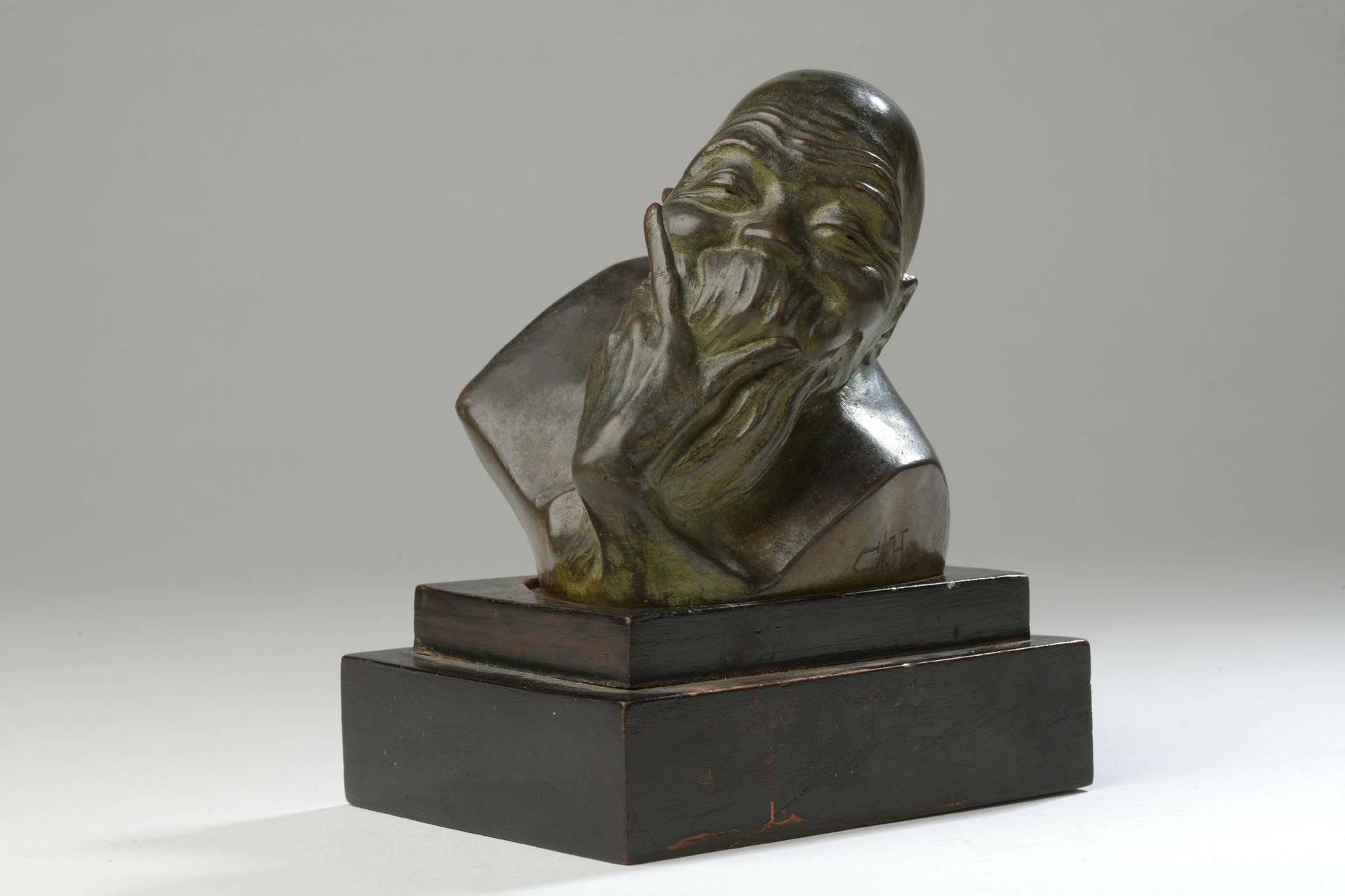Null Gaston Hauchecorne (1880-1945)

一个中国老人的半身像

带有绿褐色铜锈的青铜器

左肩下有Monogrammed "G&hellip;