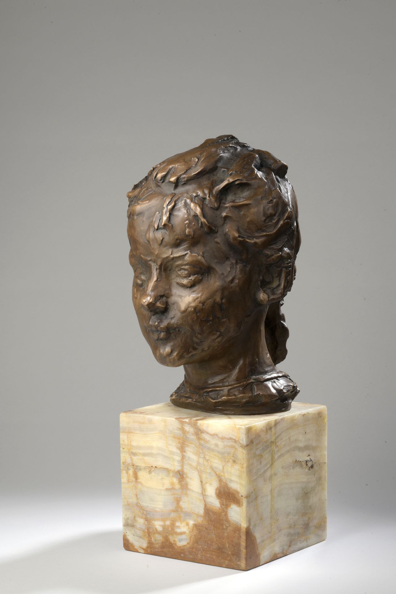 Null 莱昂-埃内斯特-德里维尔(1878-1951)

年轻女孩的头像，1913年以前

青铜证明

签名为 "A.Bingen et F. Costeno&hellip;