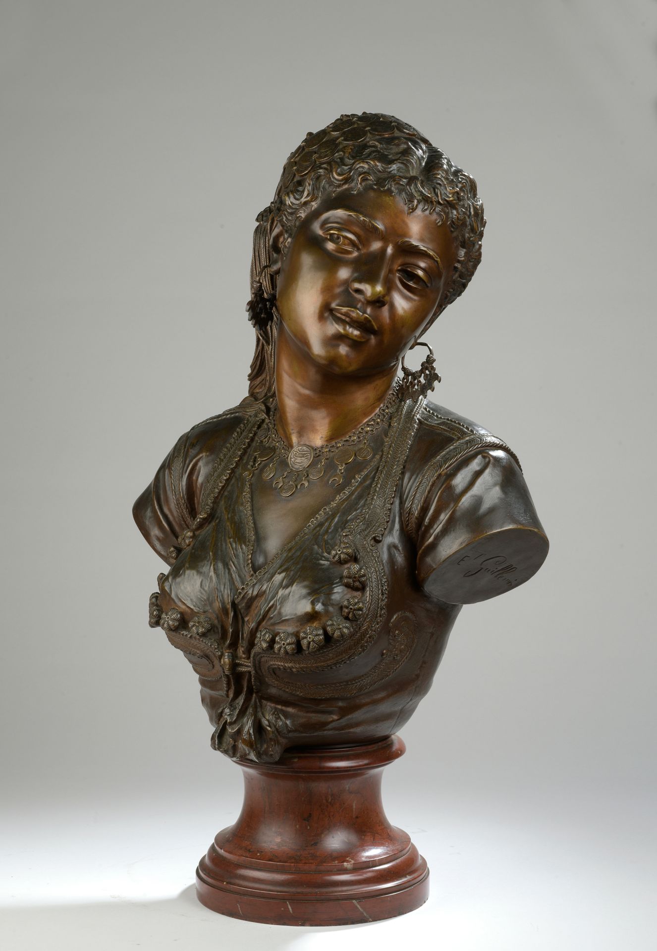 Null 埃米尔-吉列明(1841-1907)

年轻的东方女孩

有浅棕色铜锈的半身像

左肩下有 "E. Guillemin "签名

H.65厘米，带红色&hellip;