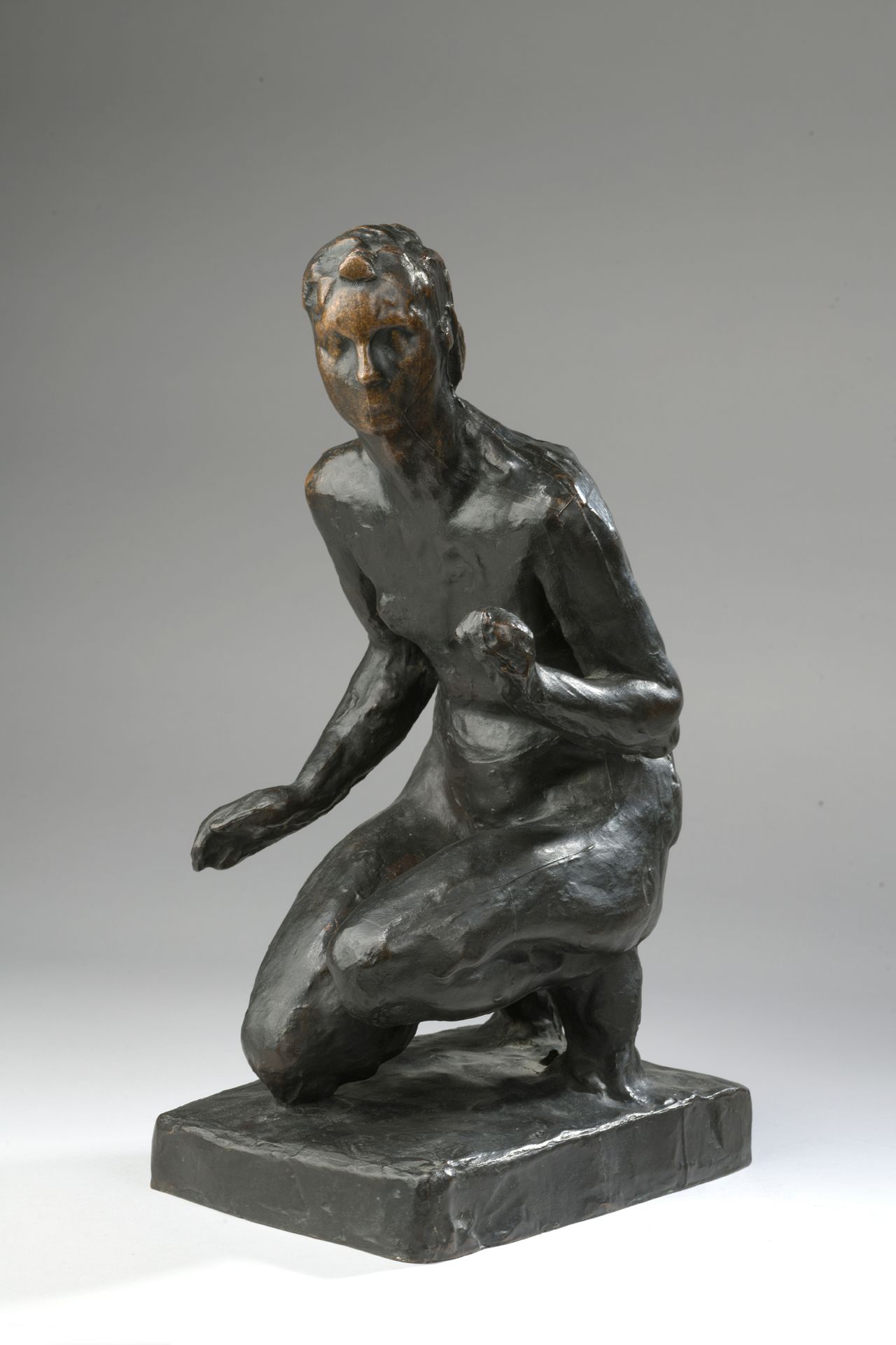 Null 雷蒙德-马丁（1910-1992）

跪着的女人

带有棕色铜锈的青铜器

平台上有签名 "MARTIN "和编号 "1/6"。

印有创始人的标记 &hellip;