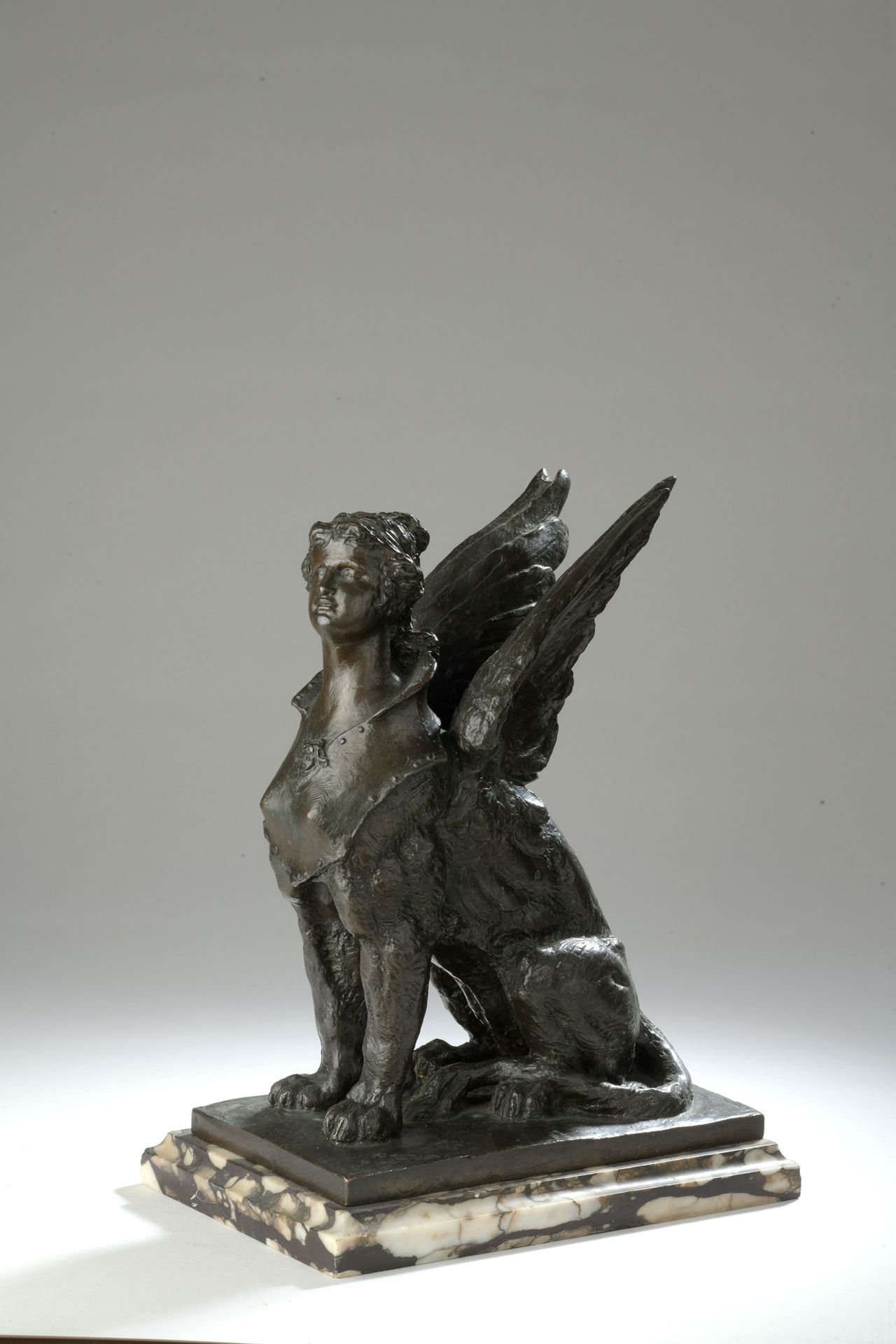 Null 法国学派的19世纪末

萨拉-伯恩哈特作为狮身人面像的推定画像

带有棕色铜锈的青铜器

H.28厘米



莎拉-伯恩哈特（Sarah Bernha&hellip;