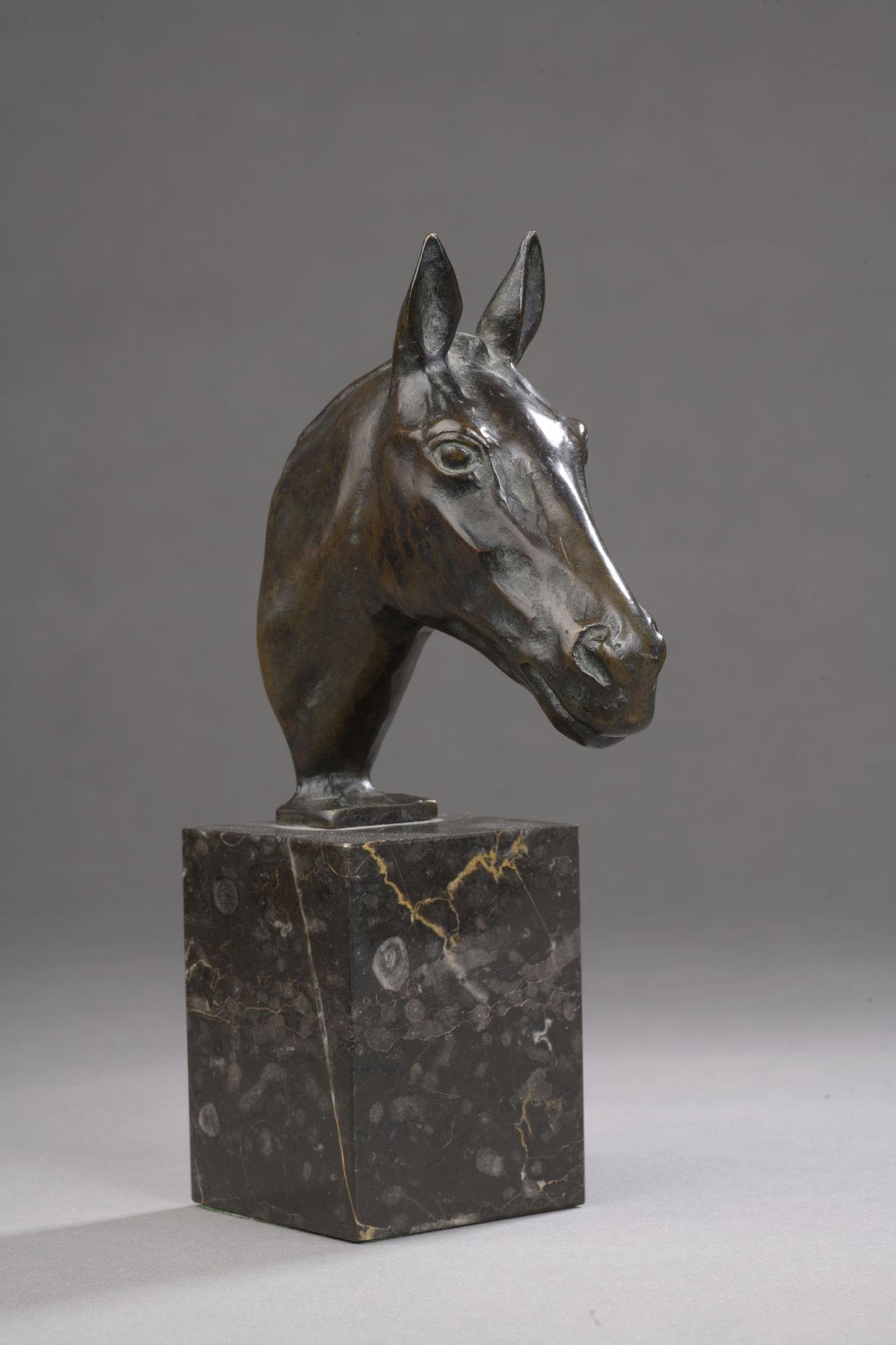 Null 马克斯-勒维里耶 (1891-1973)

一匹纯种马的头部

带有棕色铜锈的青铜器

签名 "M Le Verrier "并标有 "BRONZE"。&hellip;