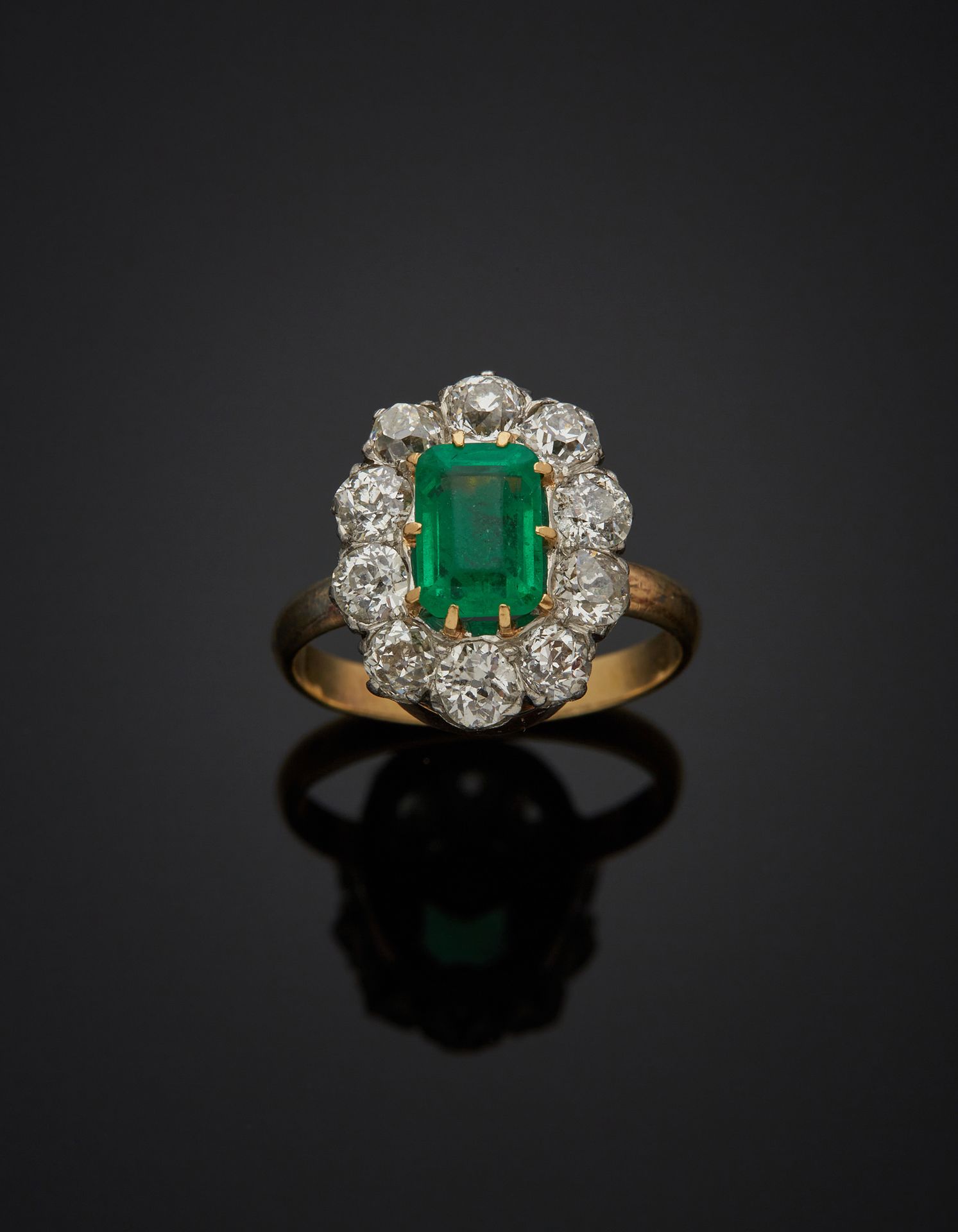 Null Un anello in oro policromo 750‰ 18K, di forma ovale, con uno smeraldo centr&hellip;